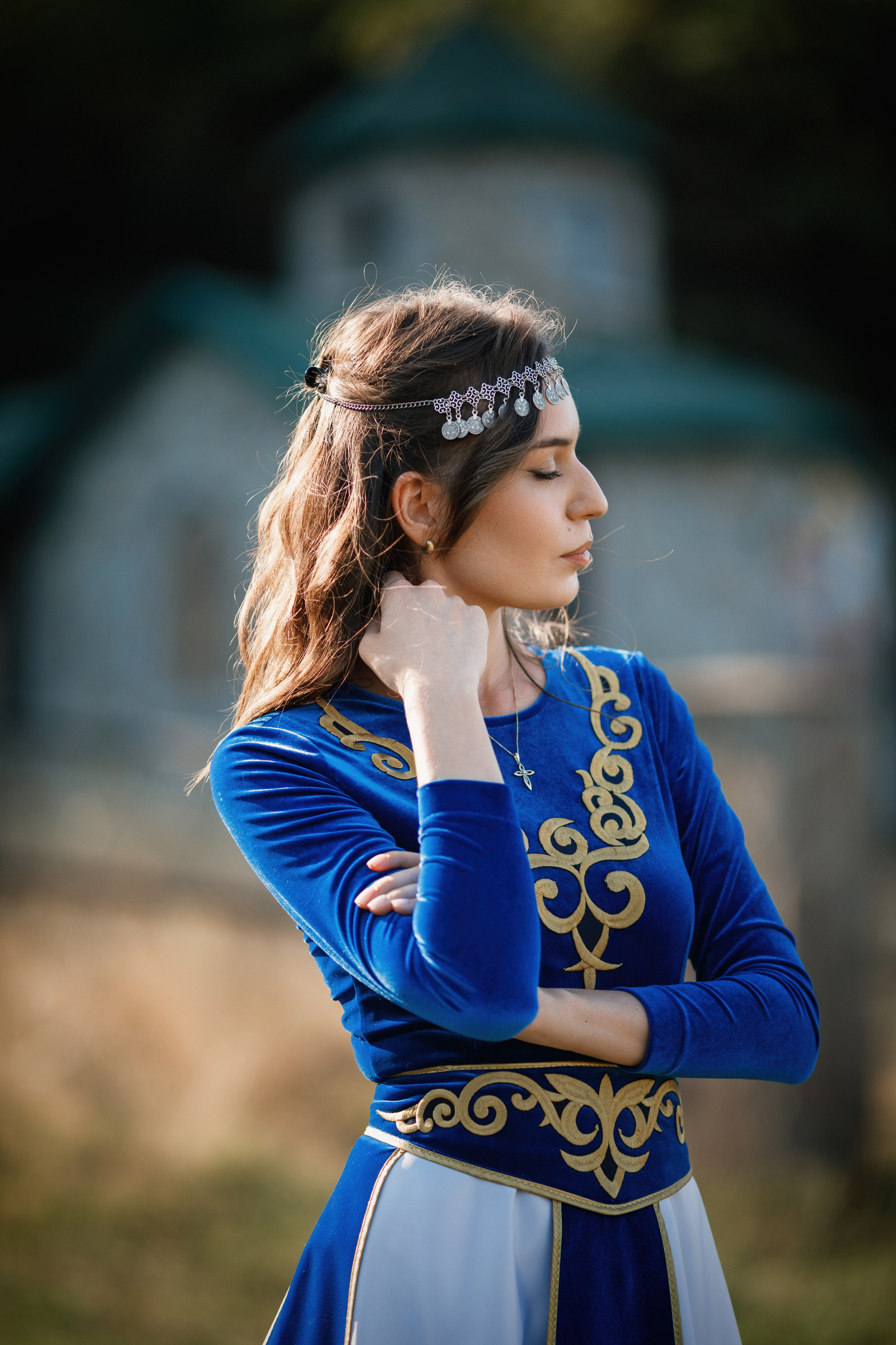 Индивидуальная фотосессия в горах, в армянском национальном платье. Фотограф во Владикавказе Юрий Геворгизов