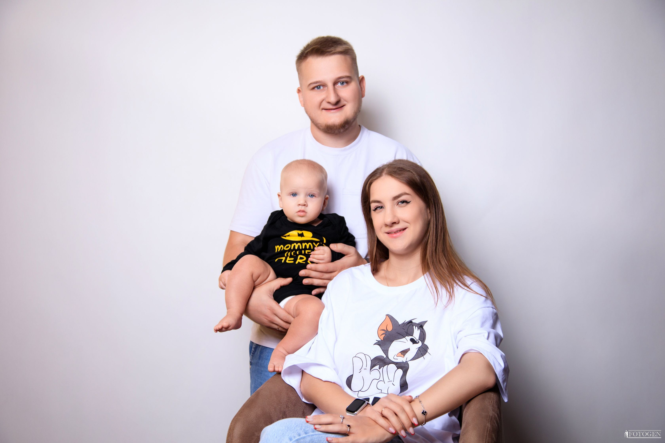 Семейная фотосессия: мама, папа и малыш | Портфолио Fotogen. Интерьерная фотостудия FOTOGEN г. Краснодар