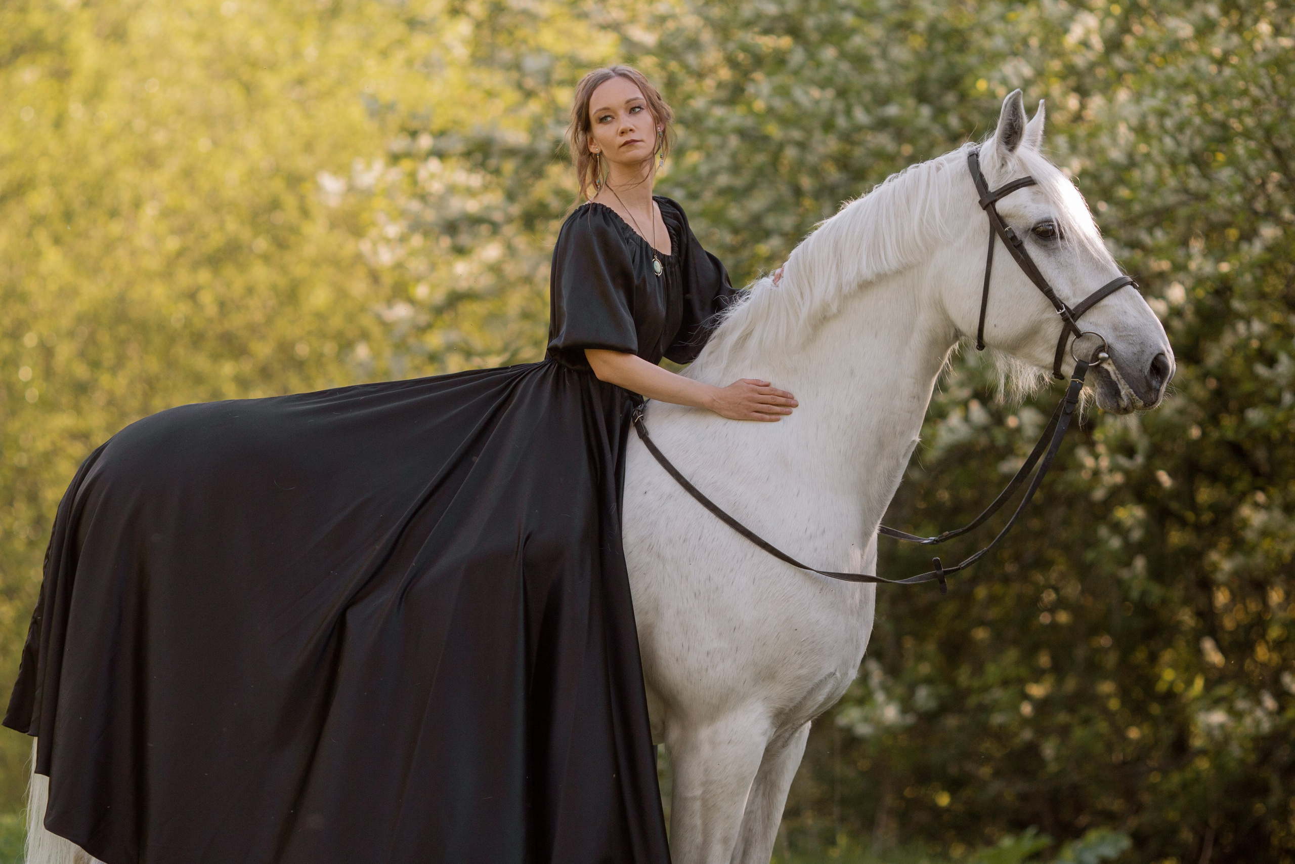 Фотосессия в цветущей черёмухе с лошадью