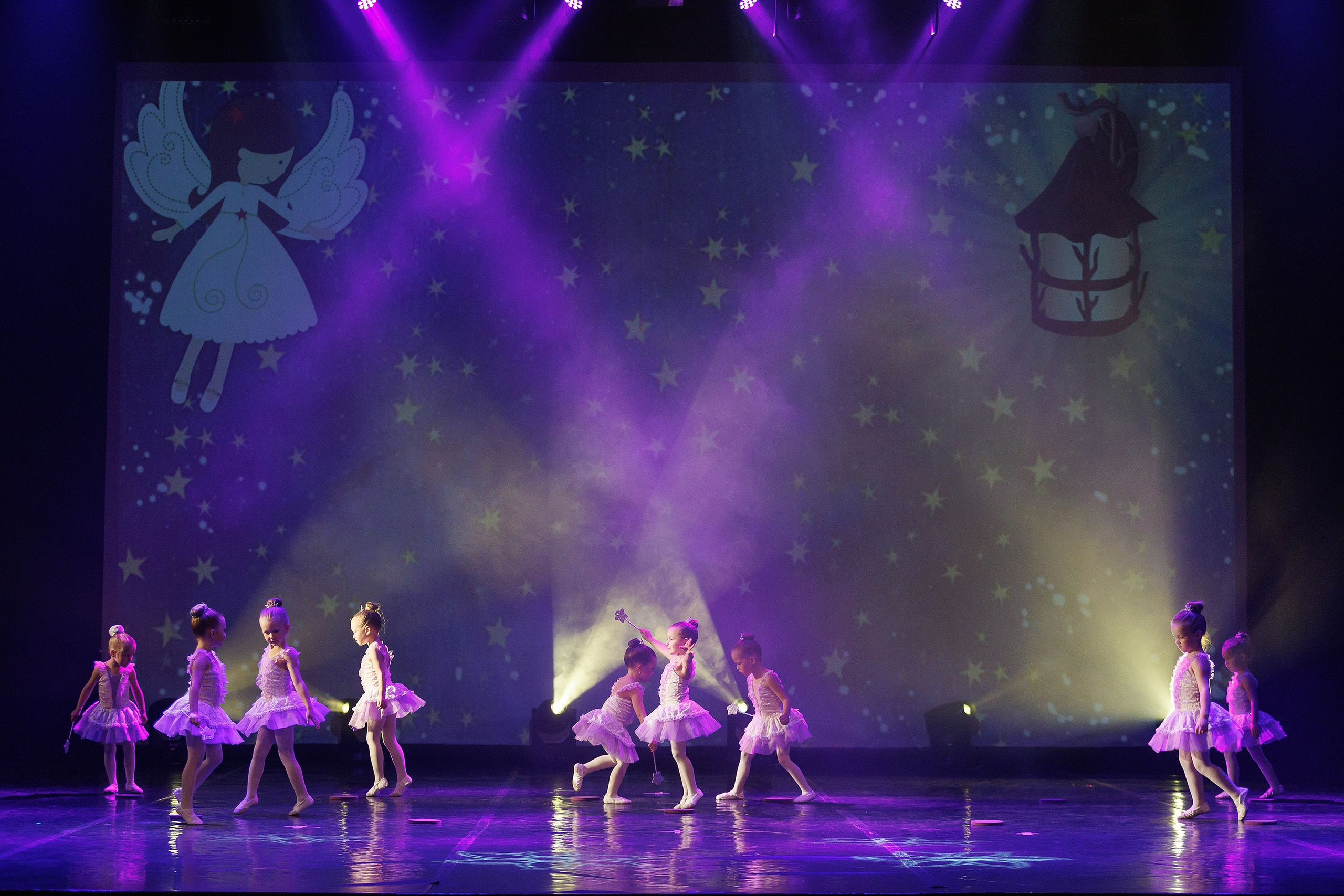 Репортажная фотосъемка отчетного концерта студии танцвев LilBallerine. Профессиональный фотограф в Новосибирске