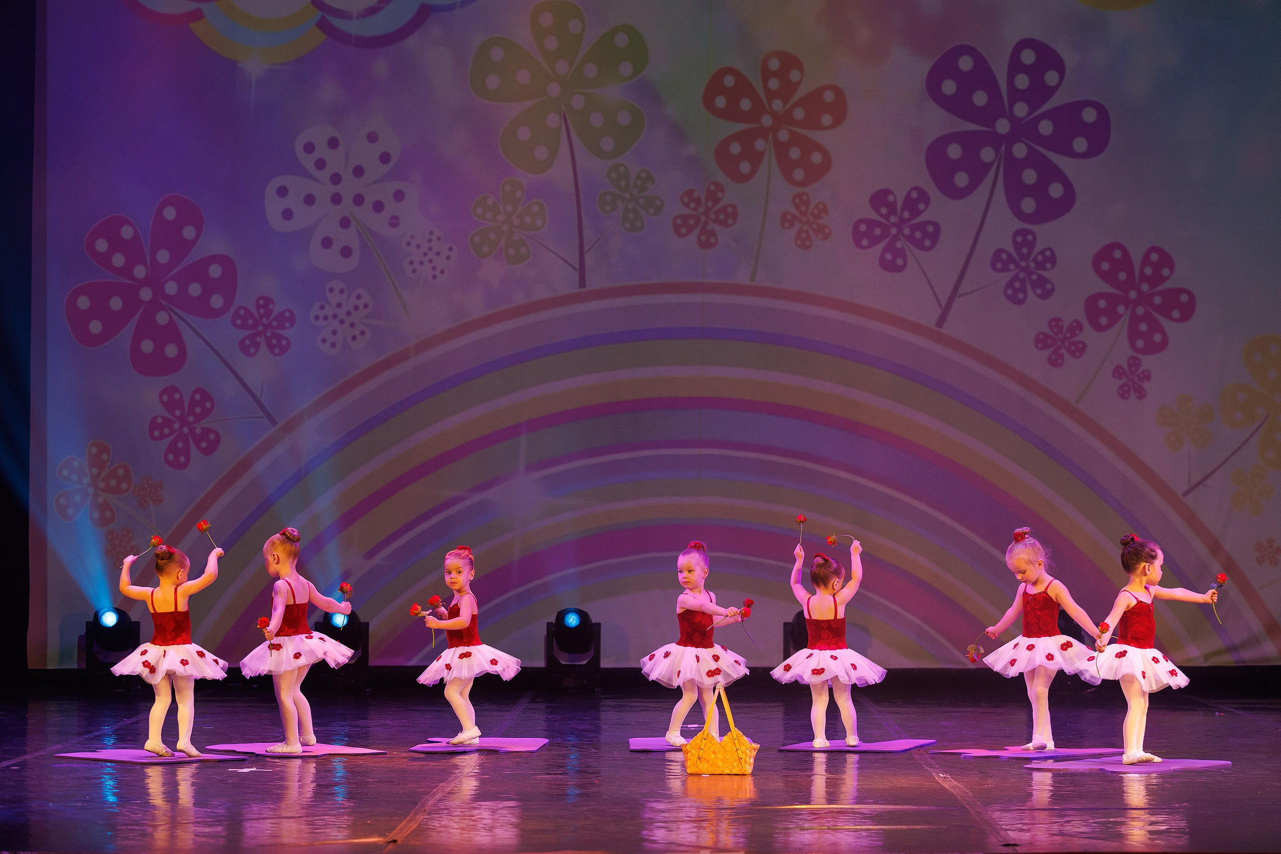 Репортажная фотосъемка отчетного концерта студии танцвев LilBallerine. Профессиональный фотограф в Новосибирске