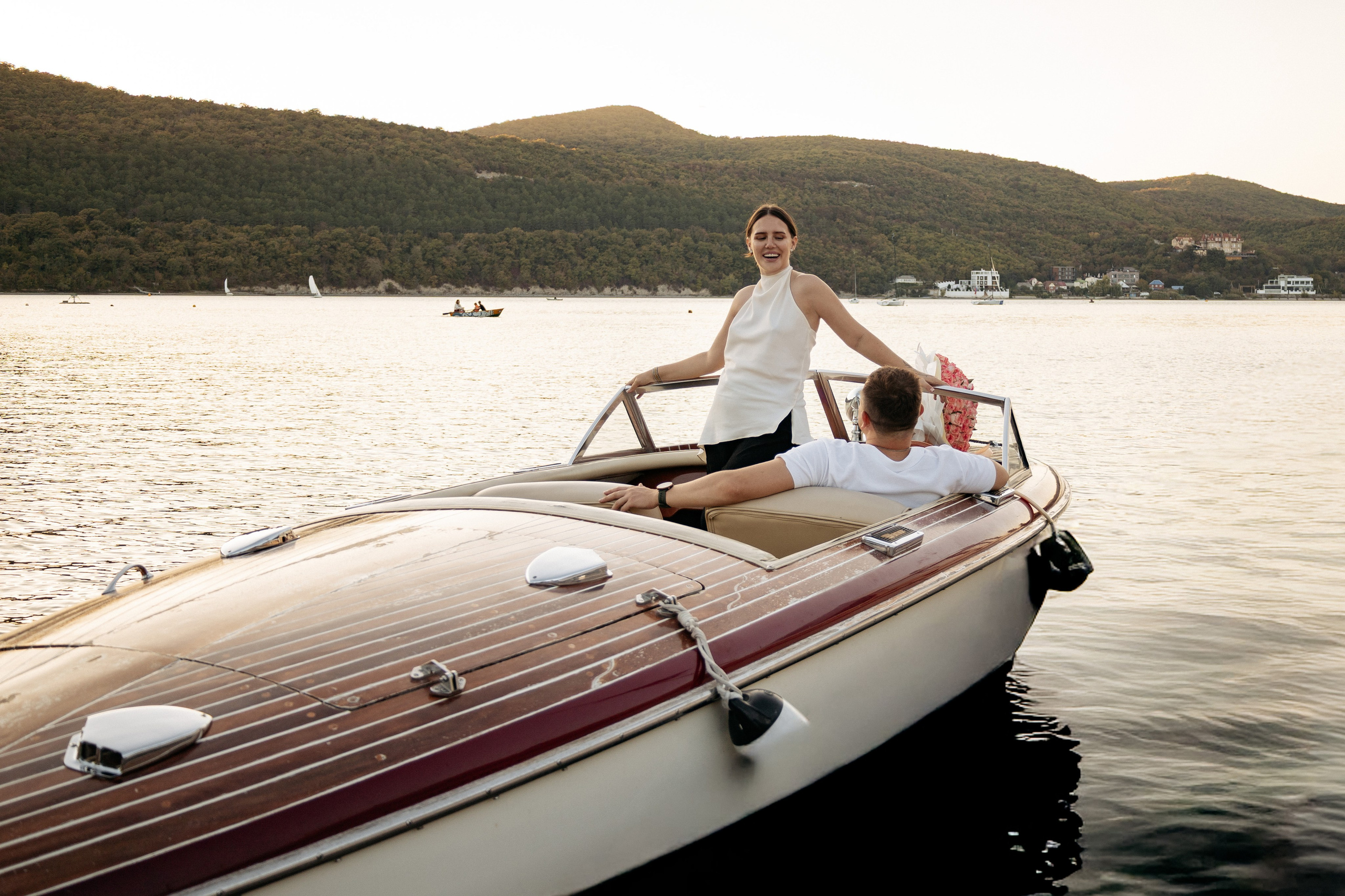 Слезы радости: неподдельные чувства в обрамении бирюзовой глади Абрау-Дюрсо