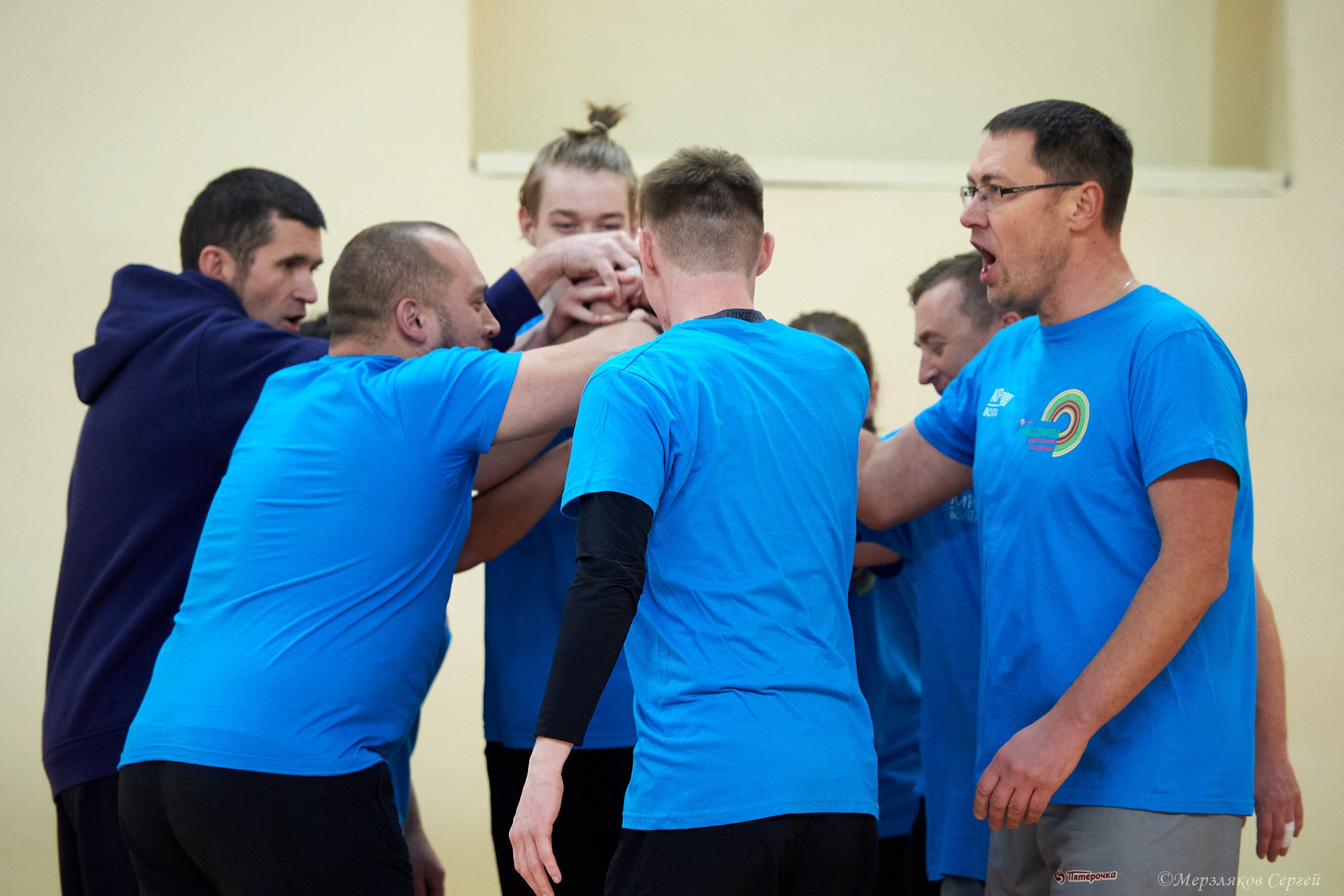 Новогодний турнир по волейболу. Ижевск. 15.12.2023. Спортивный репортажный фотограф в Ижевске Сергей Мерзляков