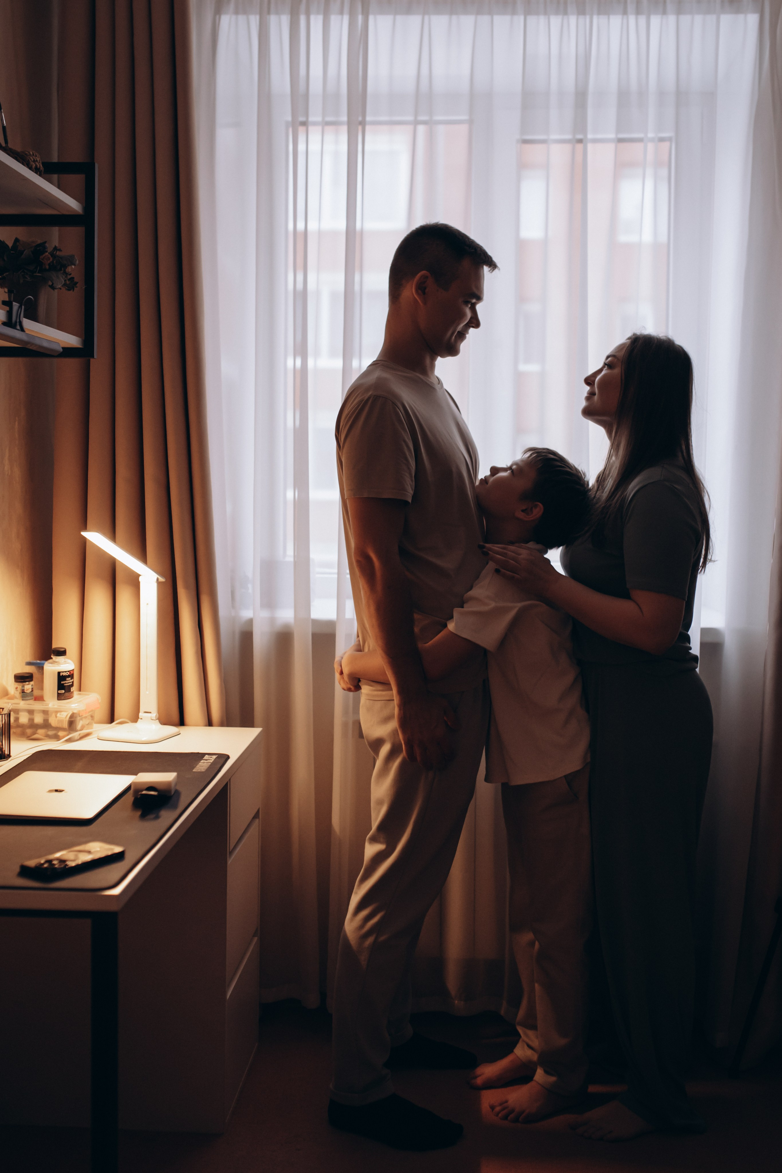 Саша, Катя и Ваня дома за пару дней до Нового года. Семейный фотограф в Томске Зарина Азизбаева