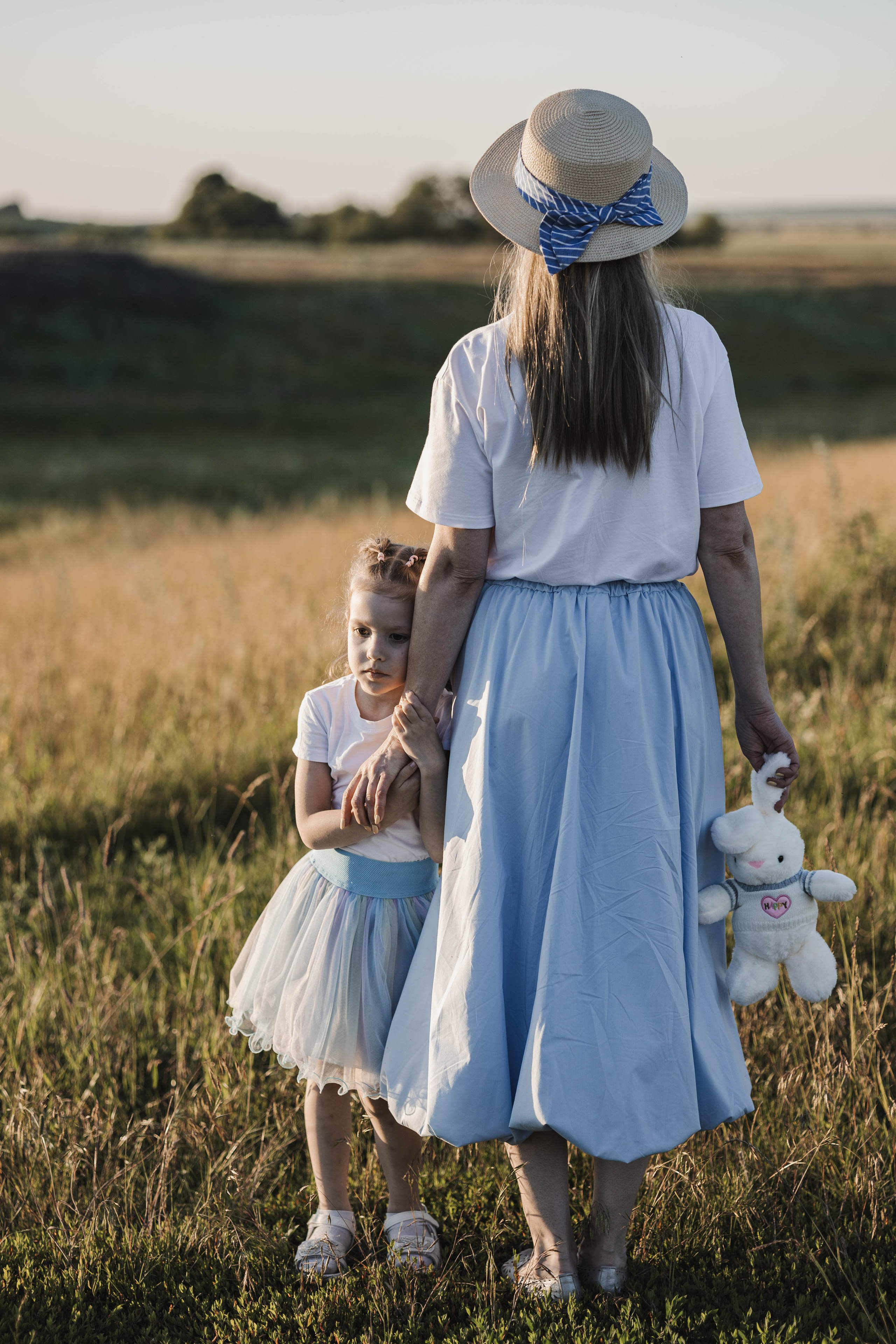 Внучка и бабуля прогулка на природе. Коммерческий фотограф