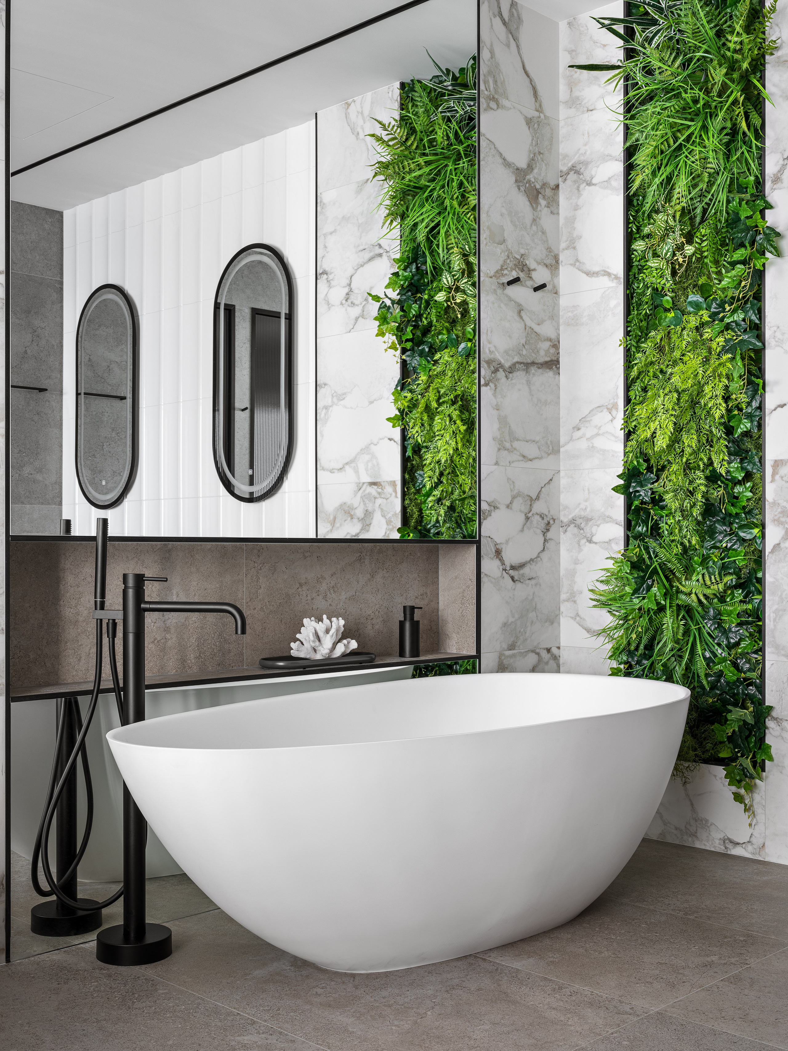 Просторная ванная комната с овальной отдельно стоящей ванной, фитостеной с живыми растениями и мраморной плиткой. Элегантный интерьер создан Ренатом Байчуковым и Алисей Кириенко, стилизован Екатериной Ракитиной, зафиксирован фотографом Сергеем Денисенко.