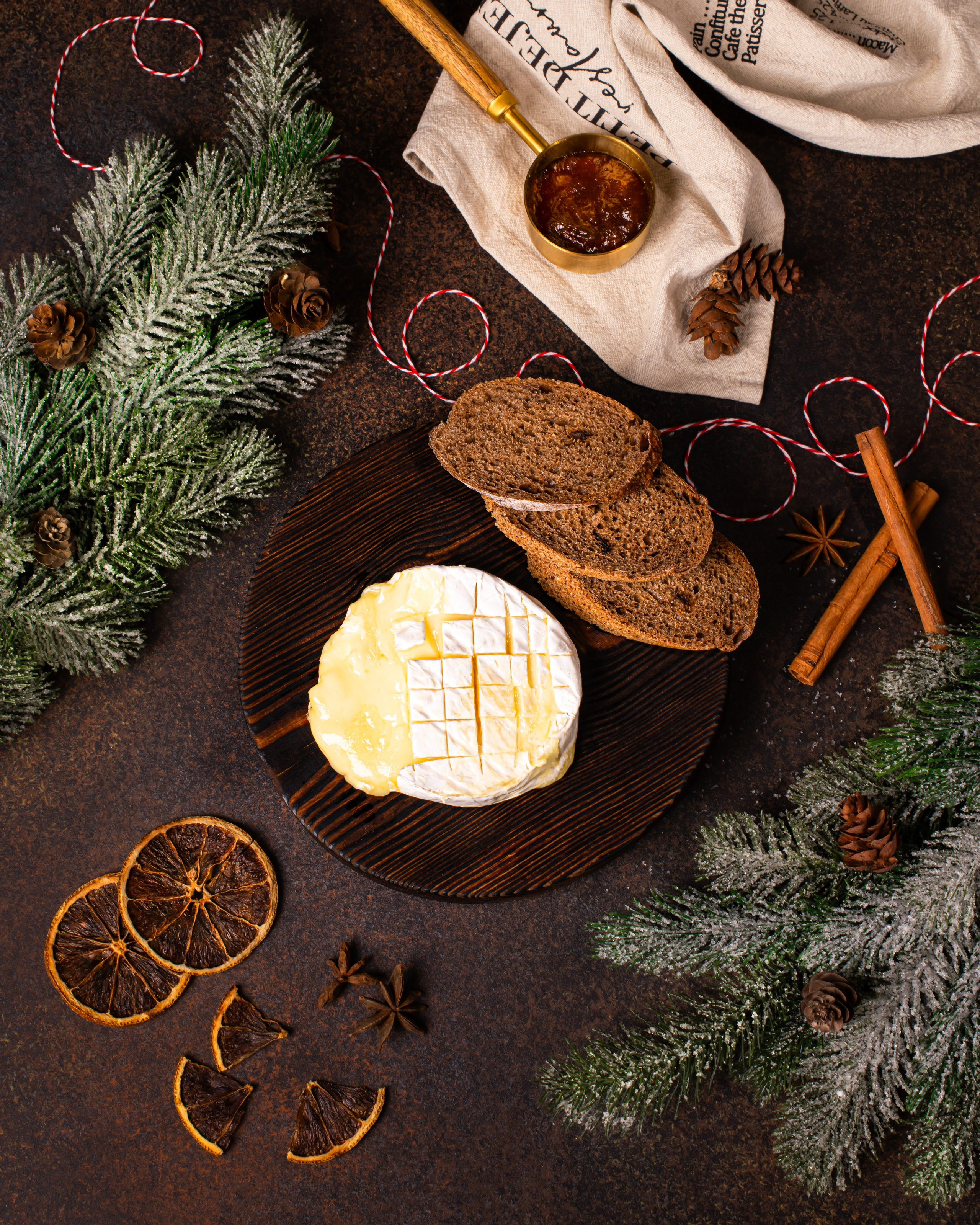 Уютный новогодний кадр камамбера для магазина Вкус Сыр