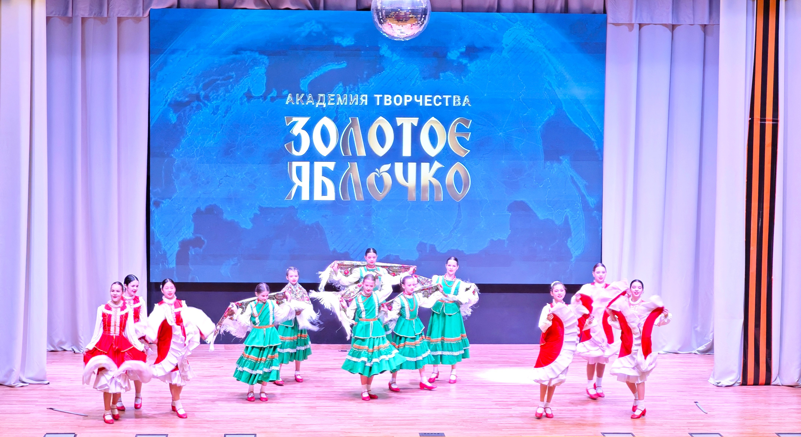 1 ноября 2025 г, г. Бохтар, Таджикистан. Золотое яблочко