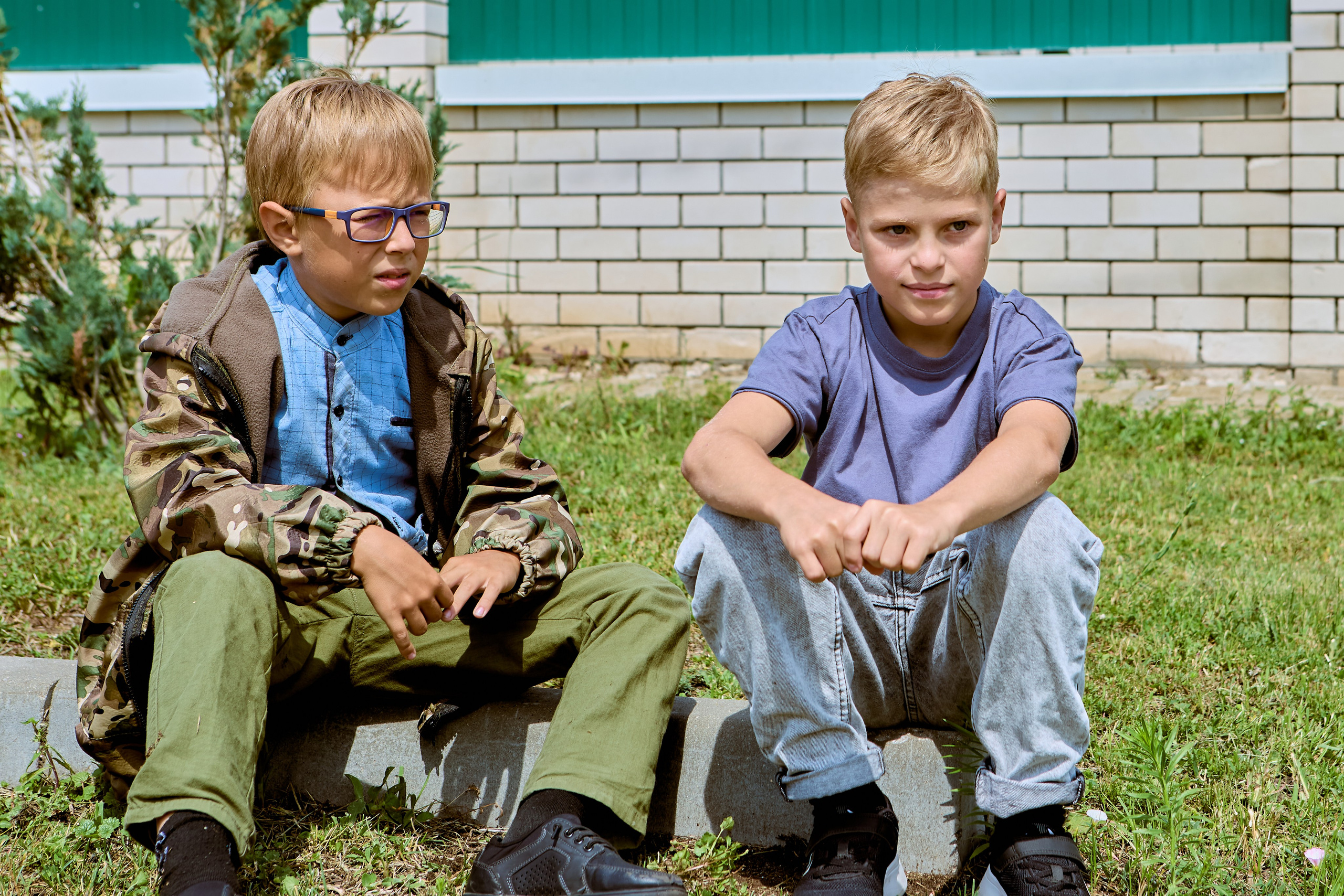 Детский портрет с другом во время привала на крестном ходе в Дзержинске.