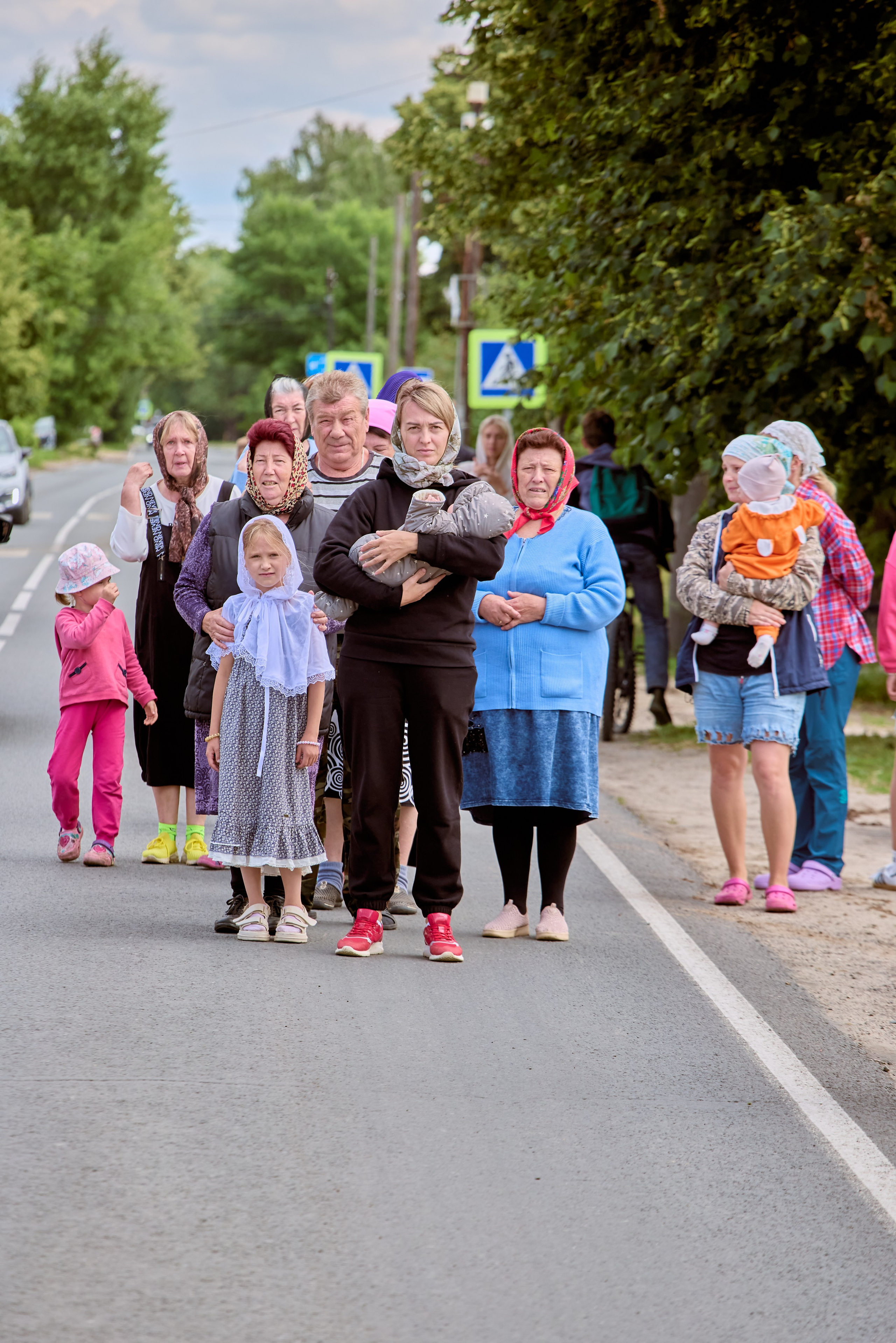 Всем двором встречаем крестный ход с иконой Богородицы Державная Дзержинск