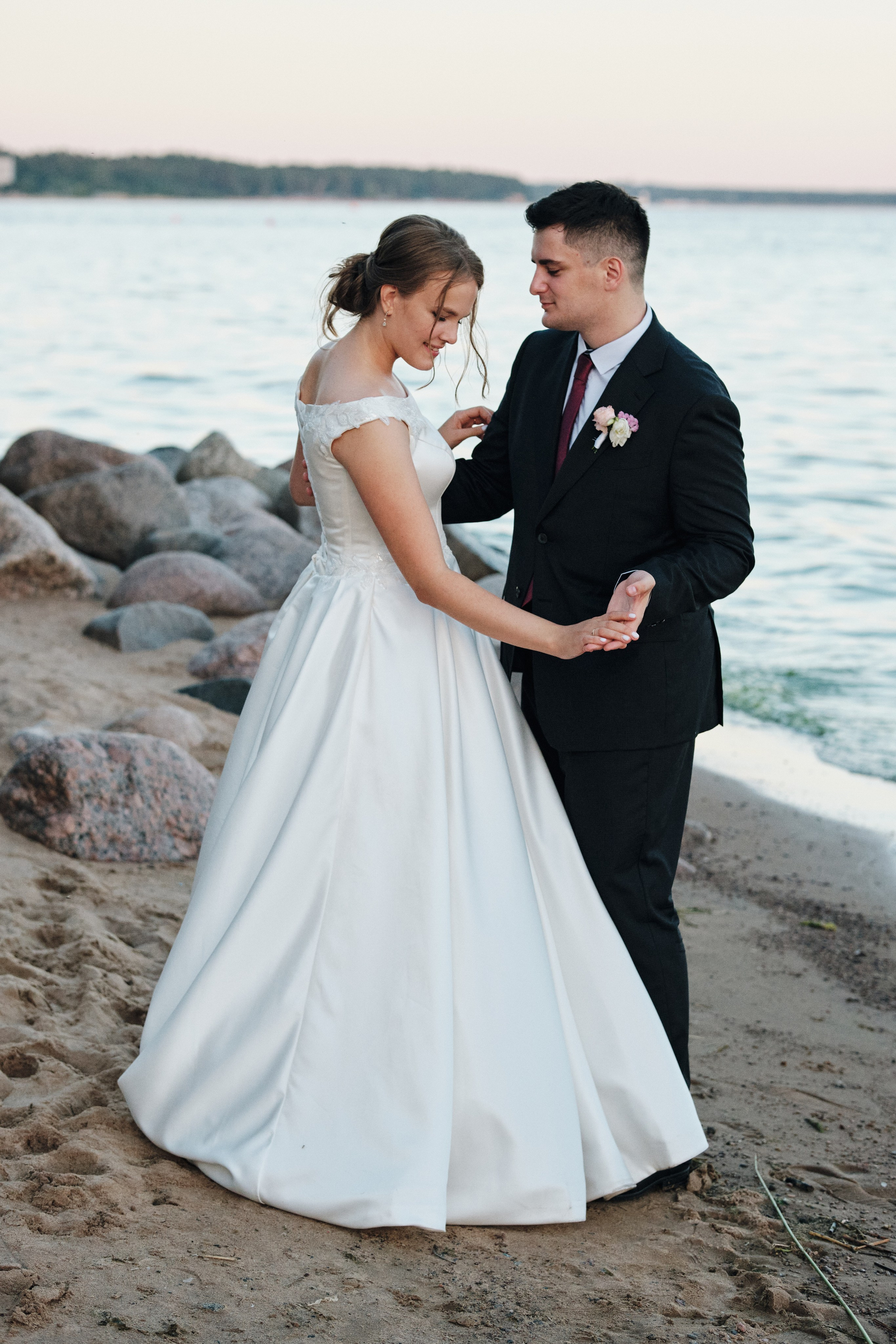 Свадебная фотосессия молодоженов на природе