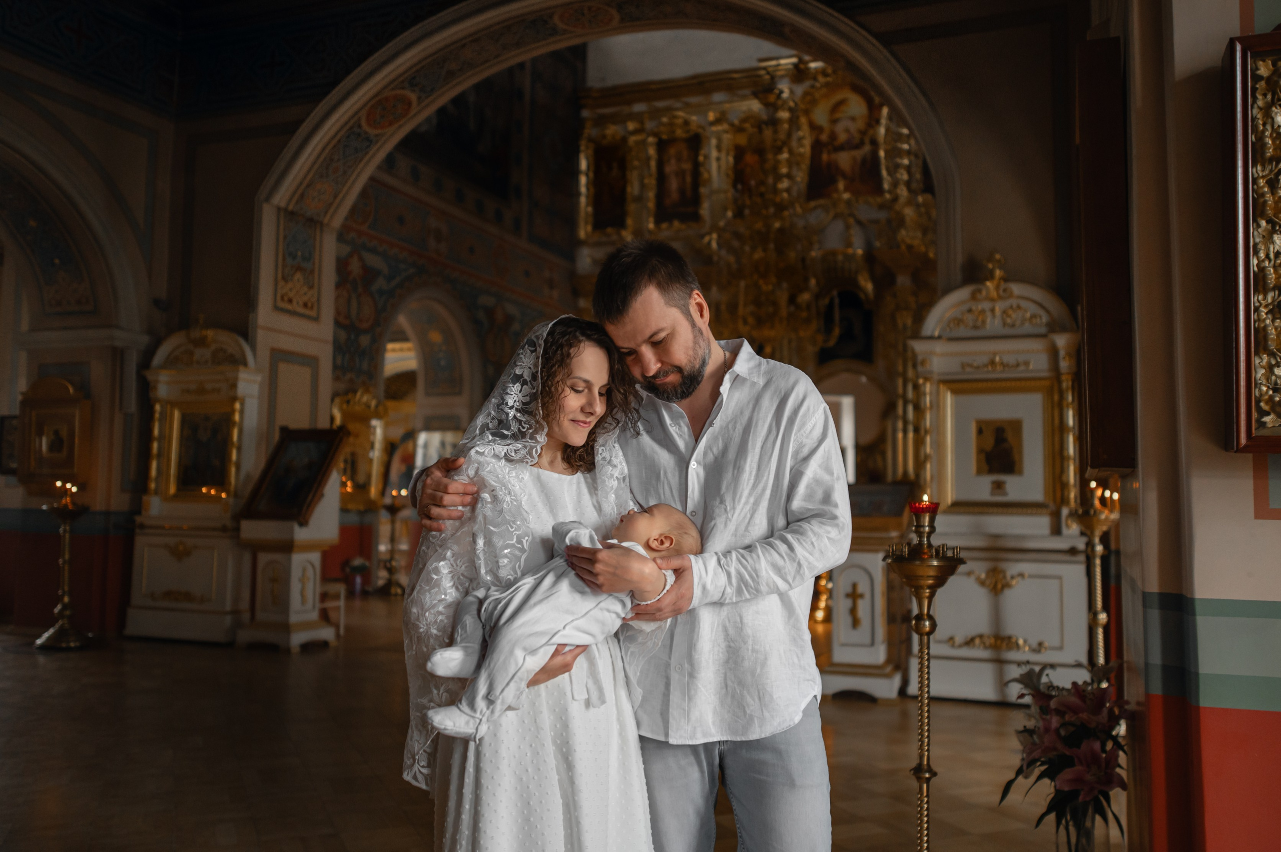 семья в храме