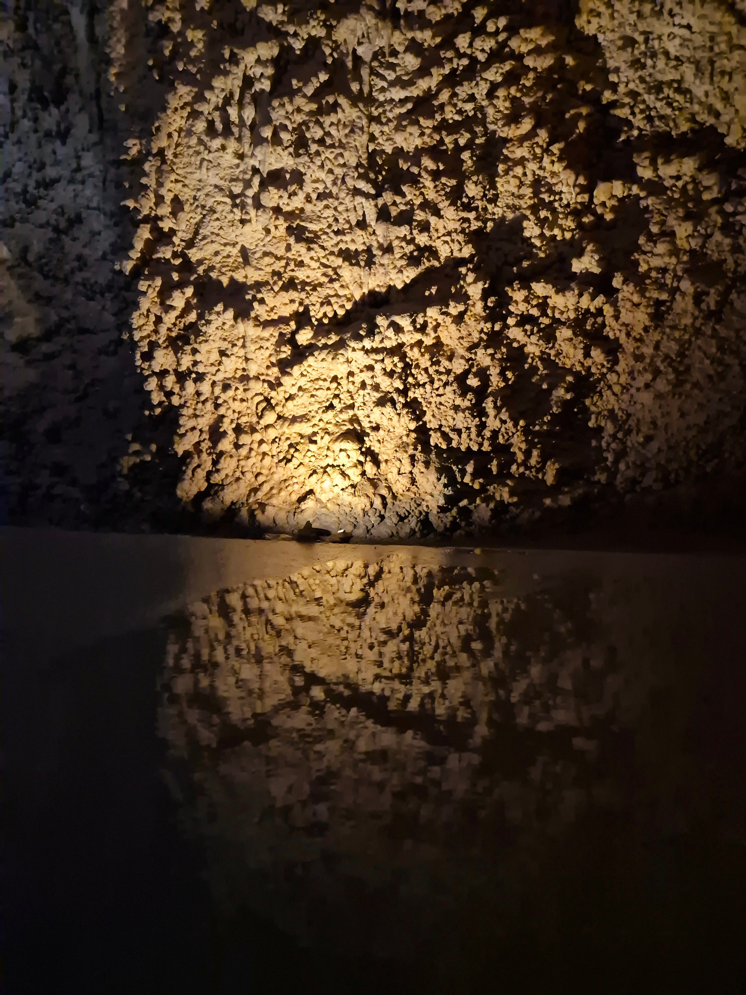 Попадаешь в подземное царство сталактитов и сталагмитов