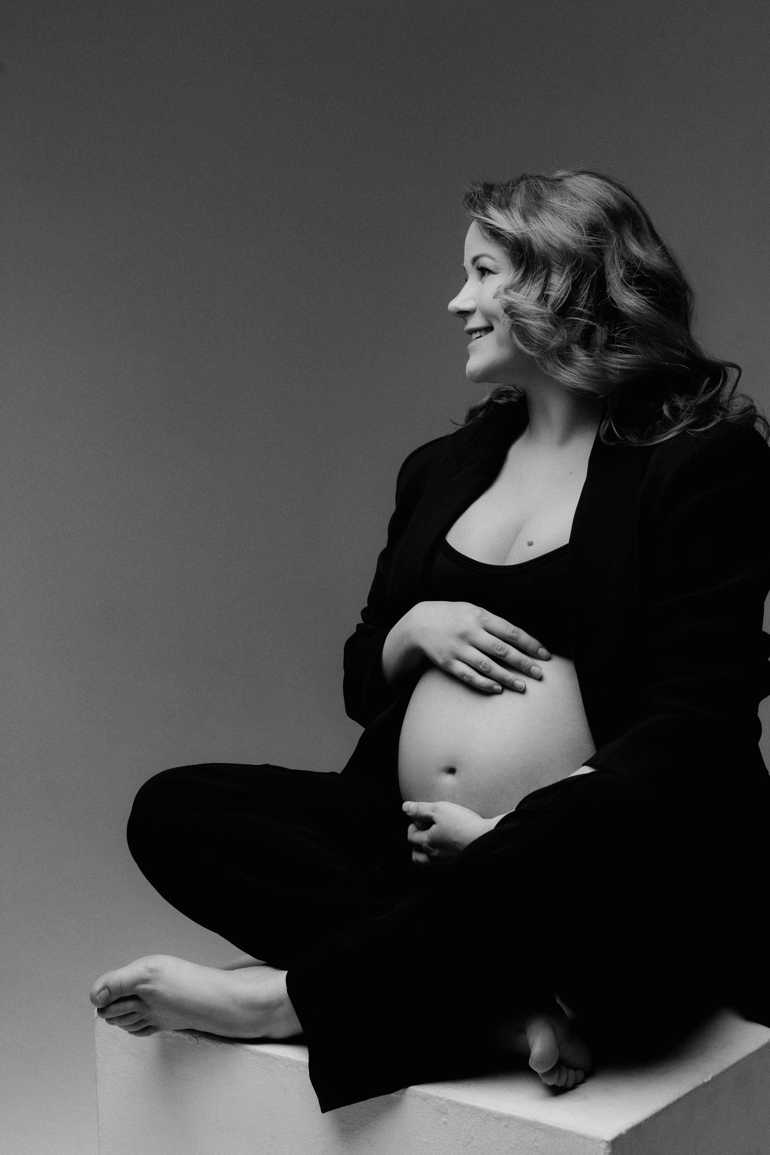 Катя, Рома и Ваня. Семейная фотосессия на циклораме чб. Фотограф в Москве Ольга Сатони