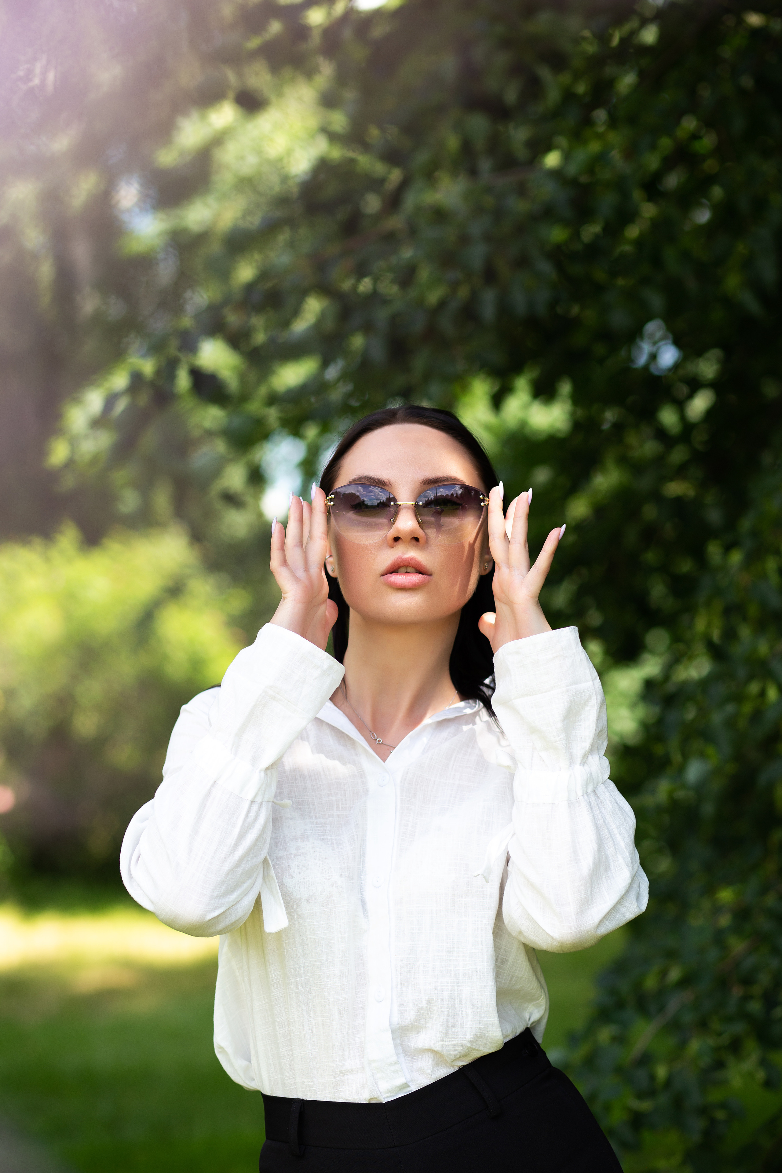 девушка в белой  рубашке   и солнечных очках на  природе