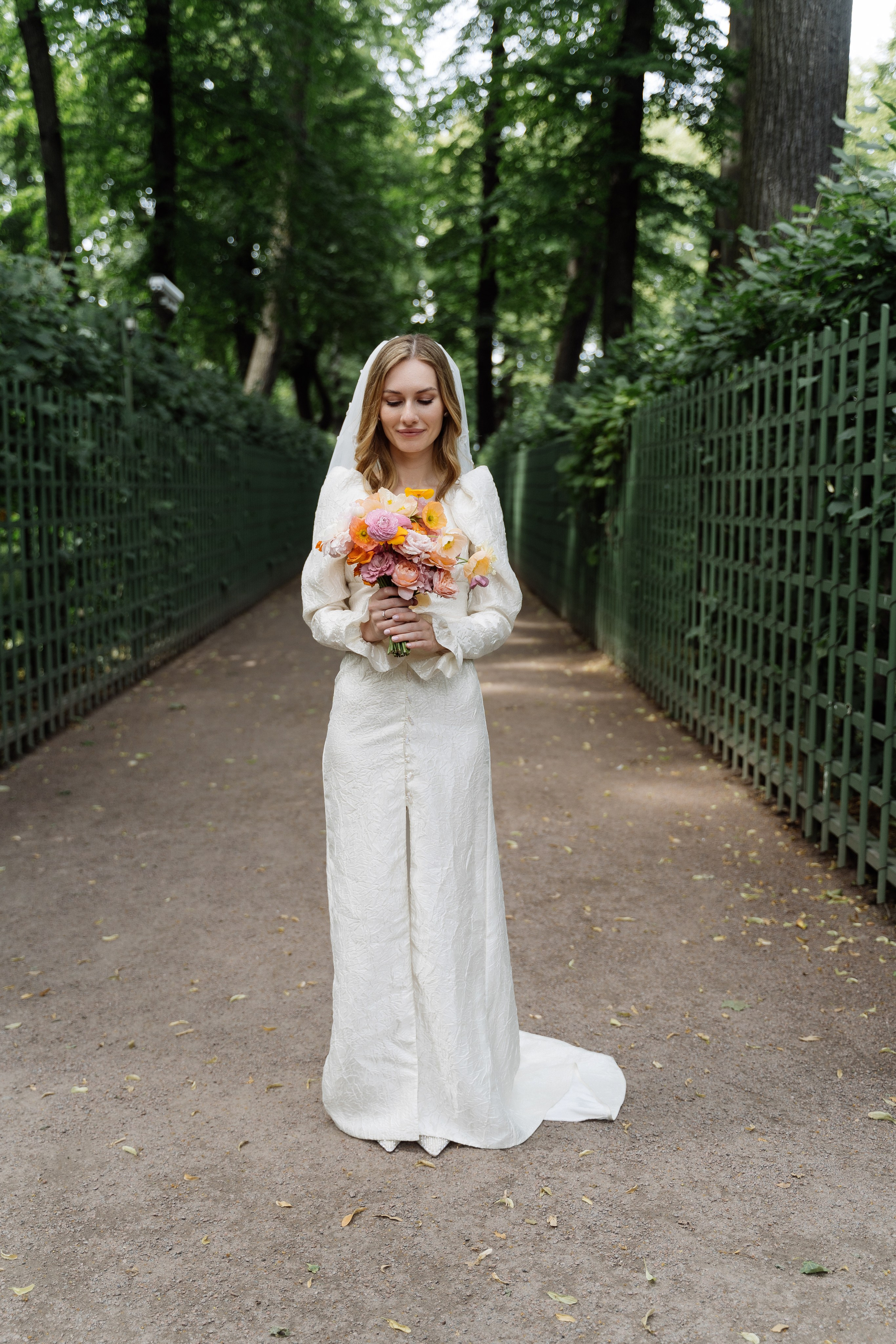 Камерная свадьба на фонтанке в сезонах. Свадебный фотограф организатор в Санкт-Петербурге Ассоль Опарина