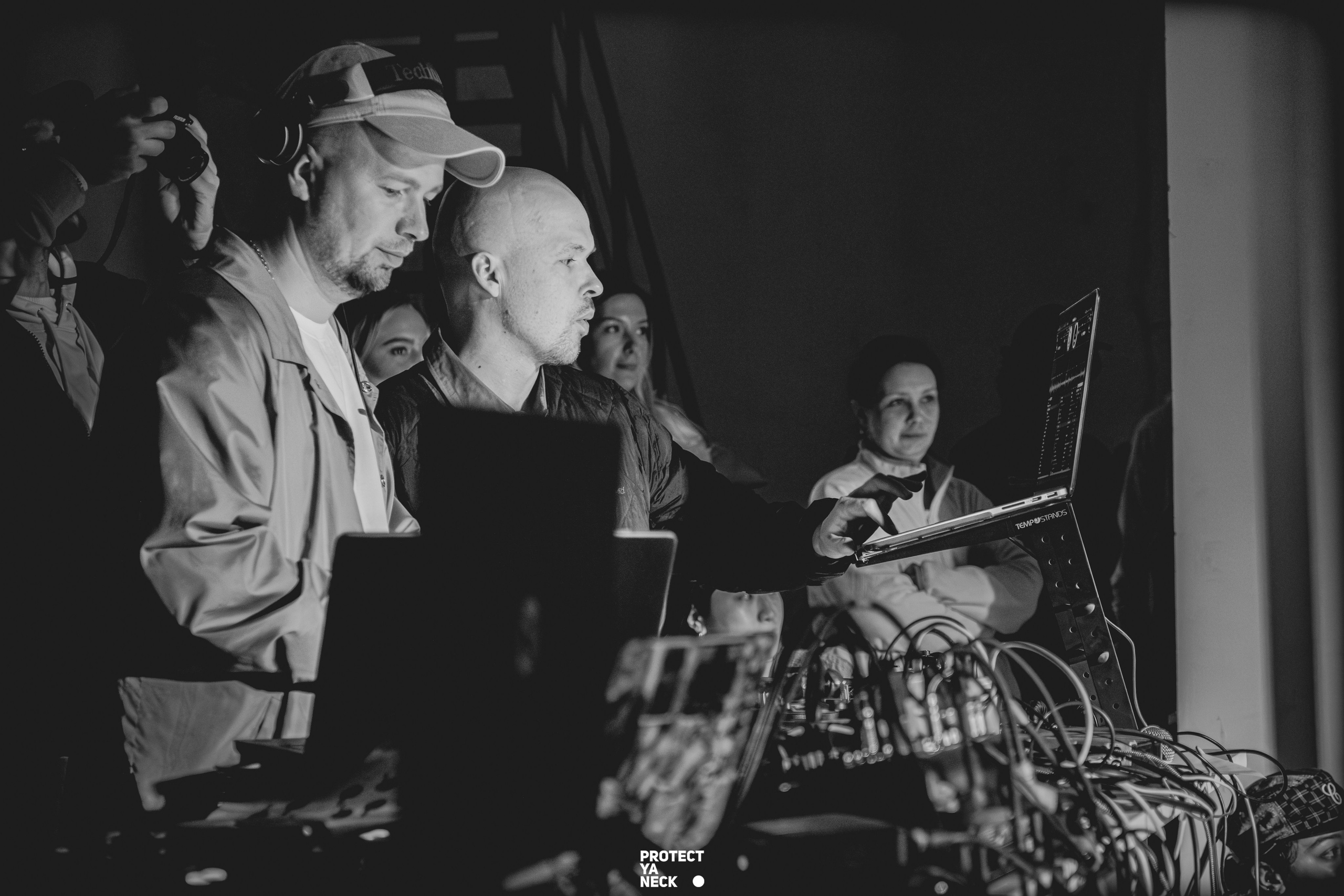 PROTECT YA NECK 22/03 (@youlovebu). Соня бу тебя сфоткала