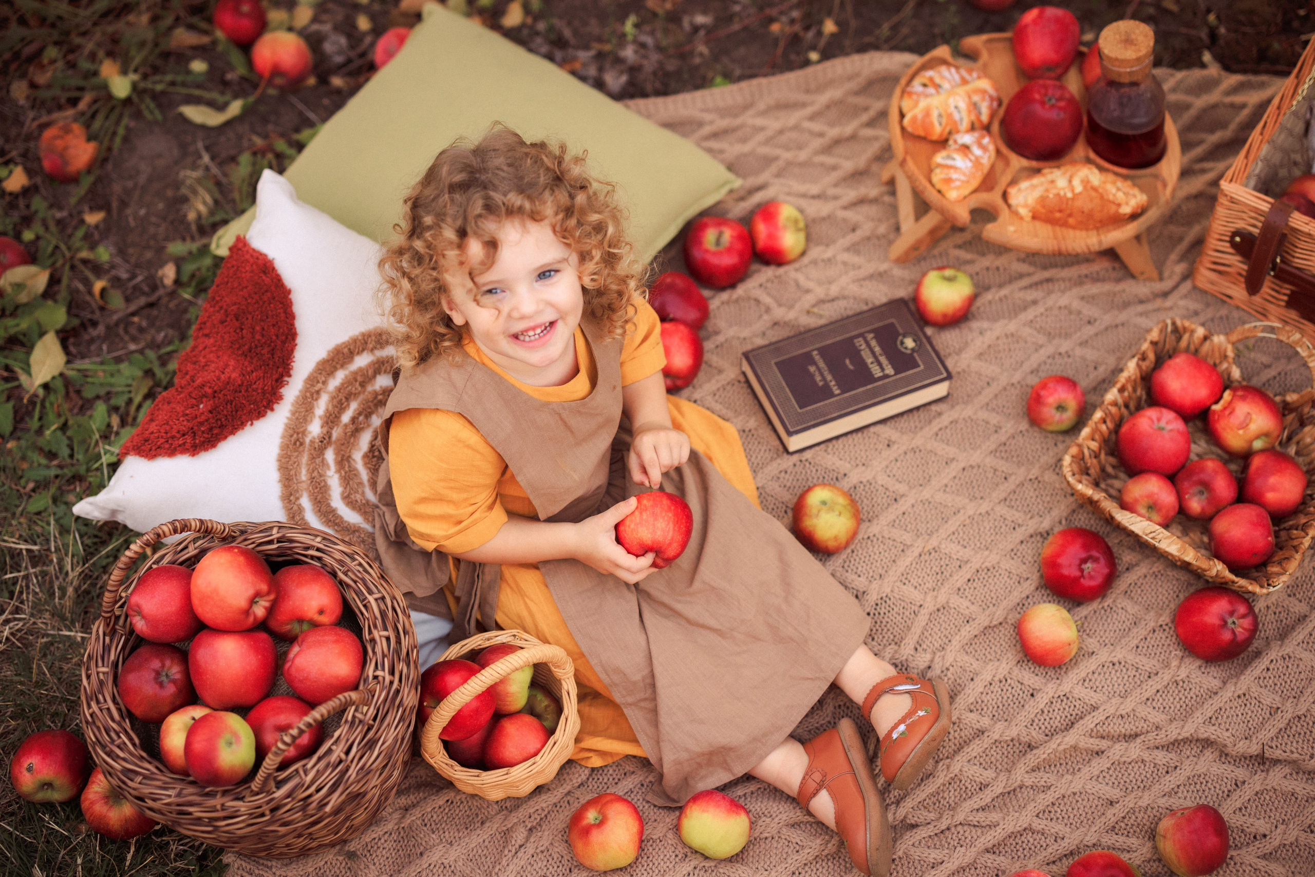 Семейная фотосессия в Яблоневом саду. Семейный и детский фотограф в Краснодаре Анна Трашкова