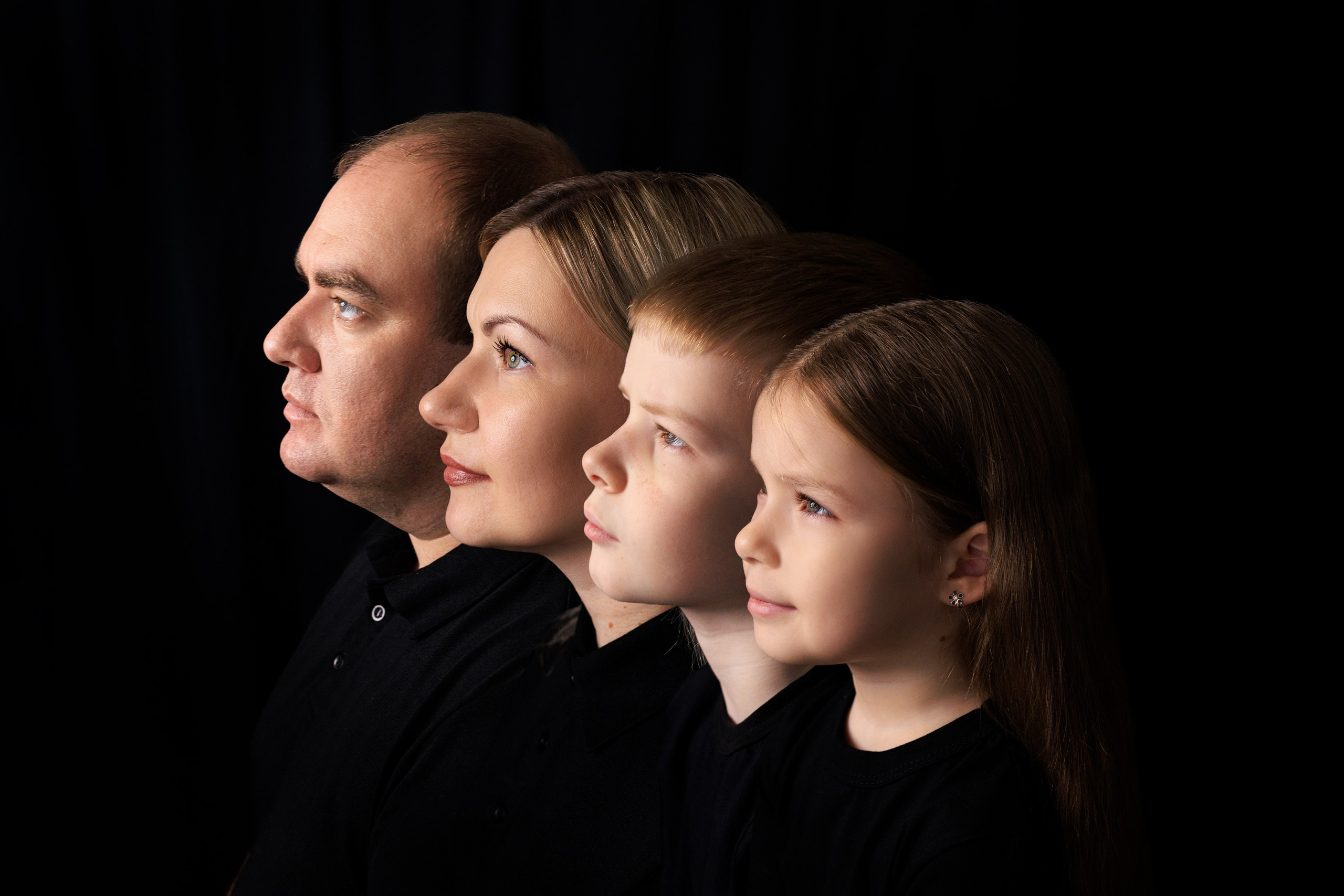 Портрет поколений на чёрном фоне. Семейный и детский фотограф в Краснодаре Анна Трашкова