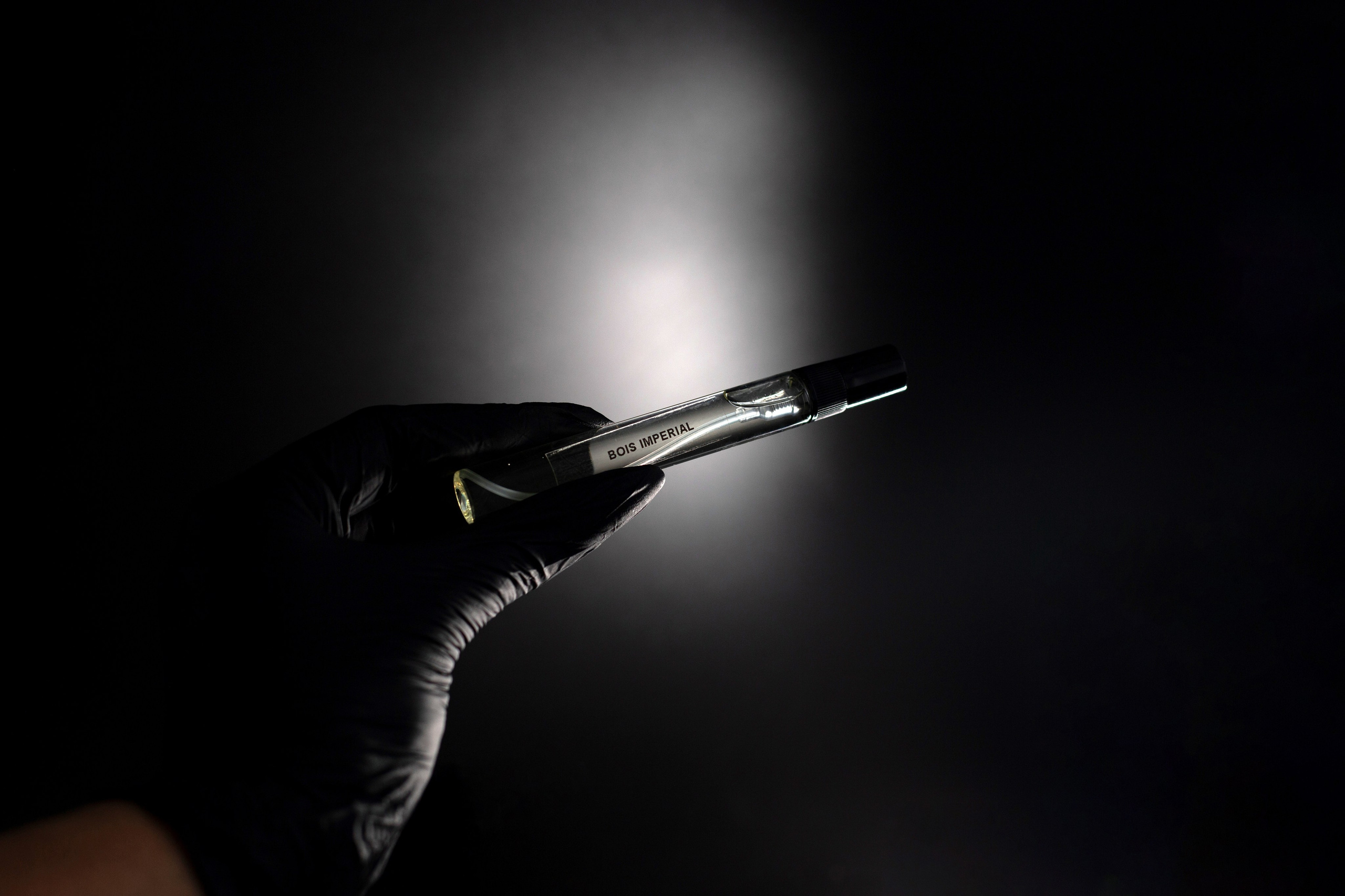 Парфюм в темных тонах. Фотограф для различных событий, проектов, маркетплейсов, сайтов и мероприятий в Екатеринбурге