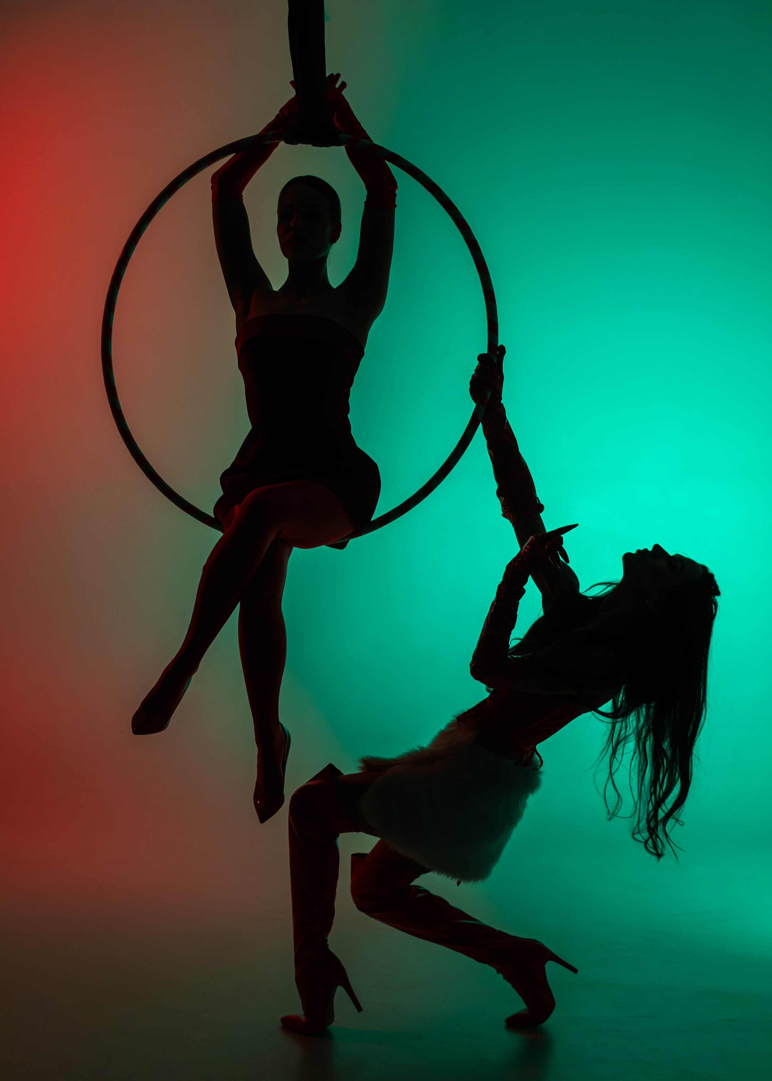 Художественная фотосессия воздушных гимнастов в зале фотостудии