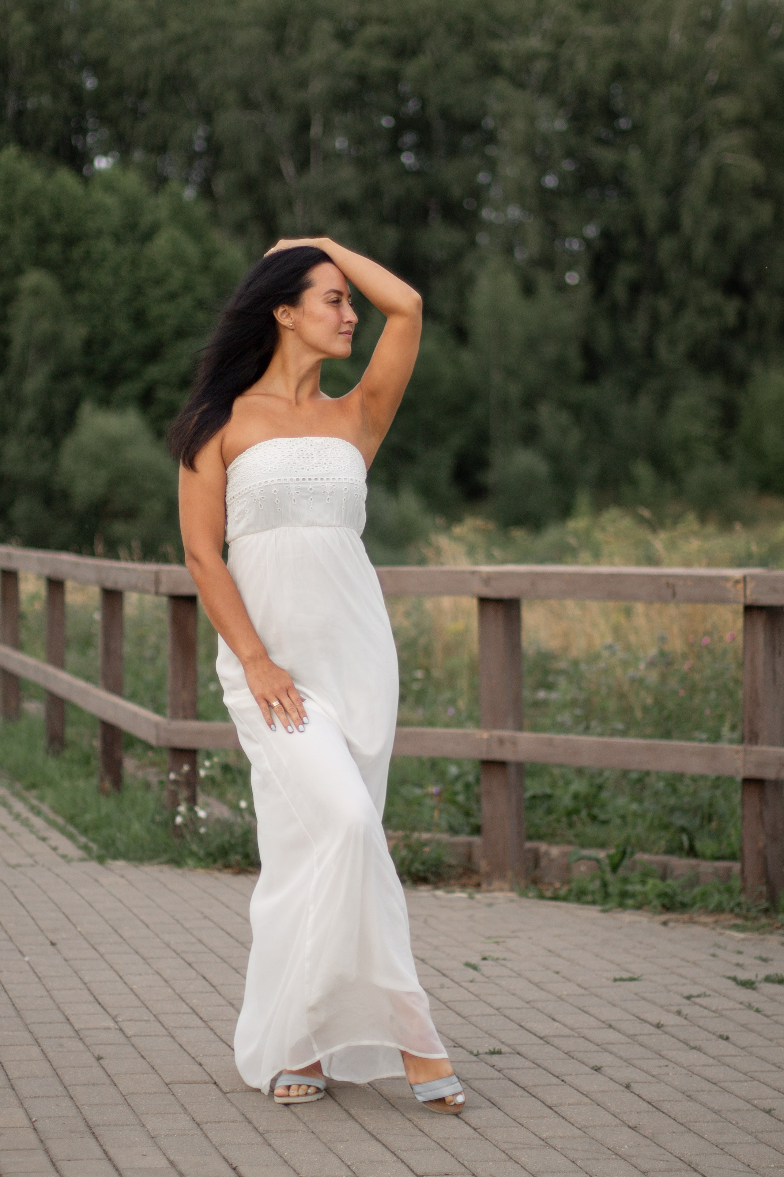 Фотография девушки в белом платье на набережной реки