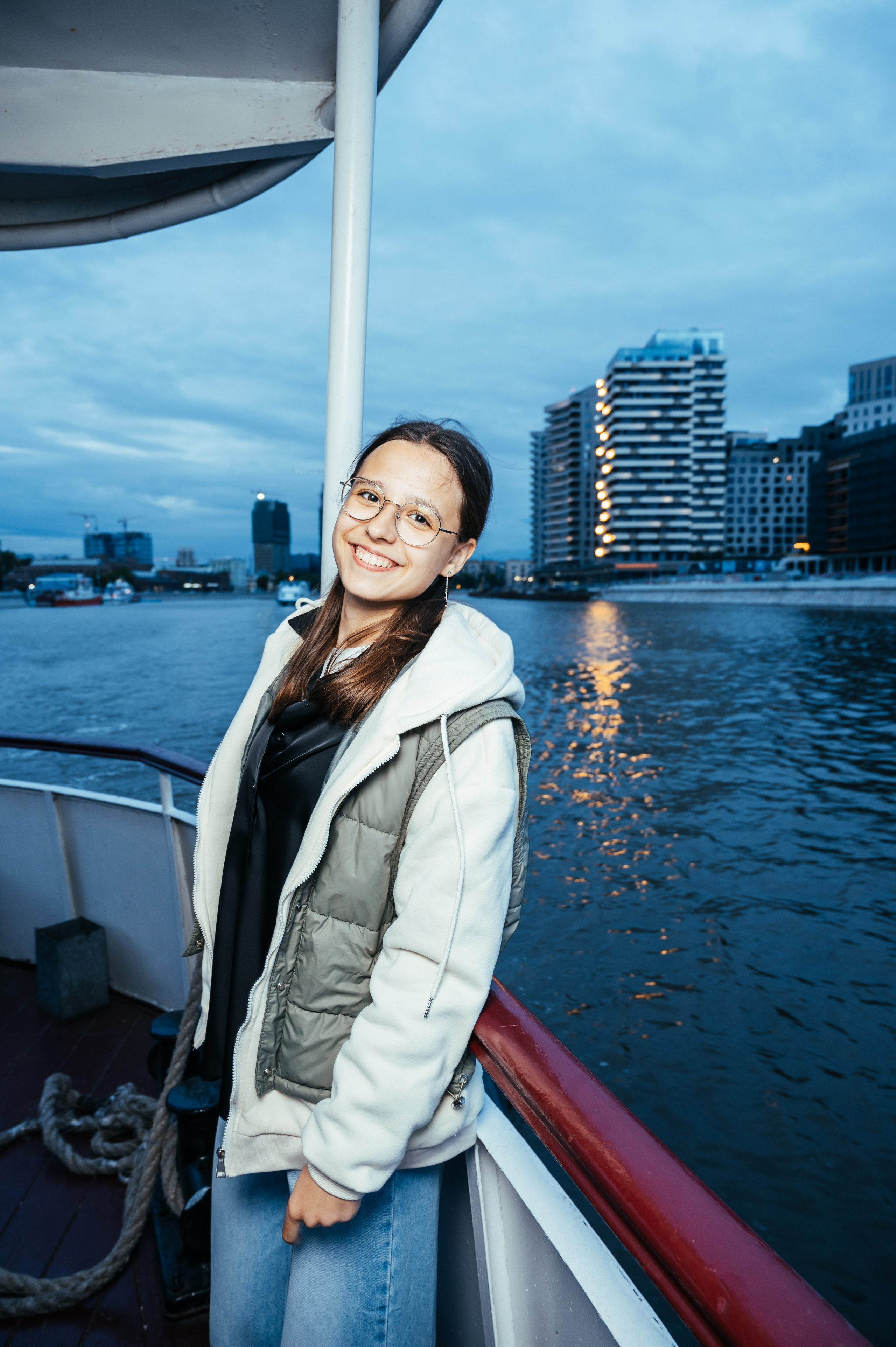 Последний звонок. Анастасия Петрович фотограф, фотокорреспондент в Москве и Санкт-Петербурге. Фотосъёмка репортажа, мероприятия, корпоративная съёмка, контент