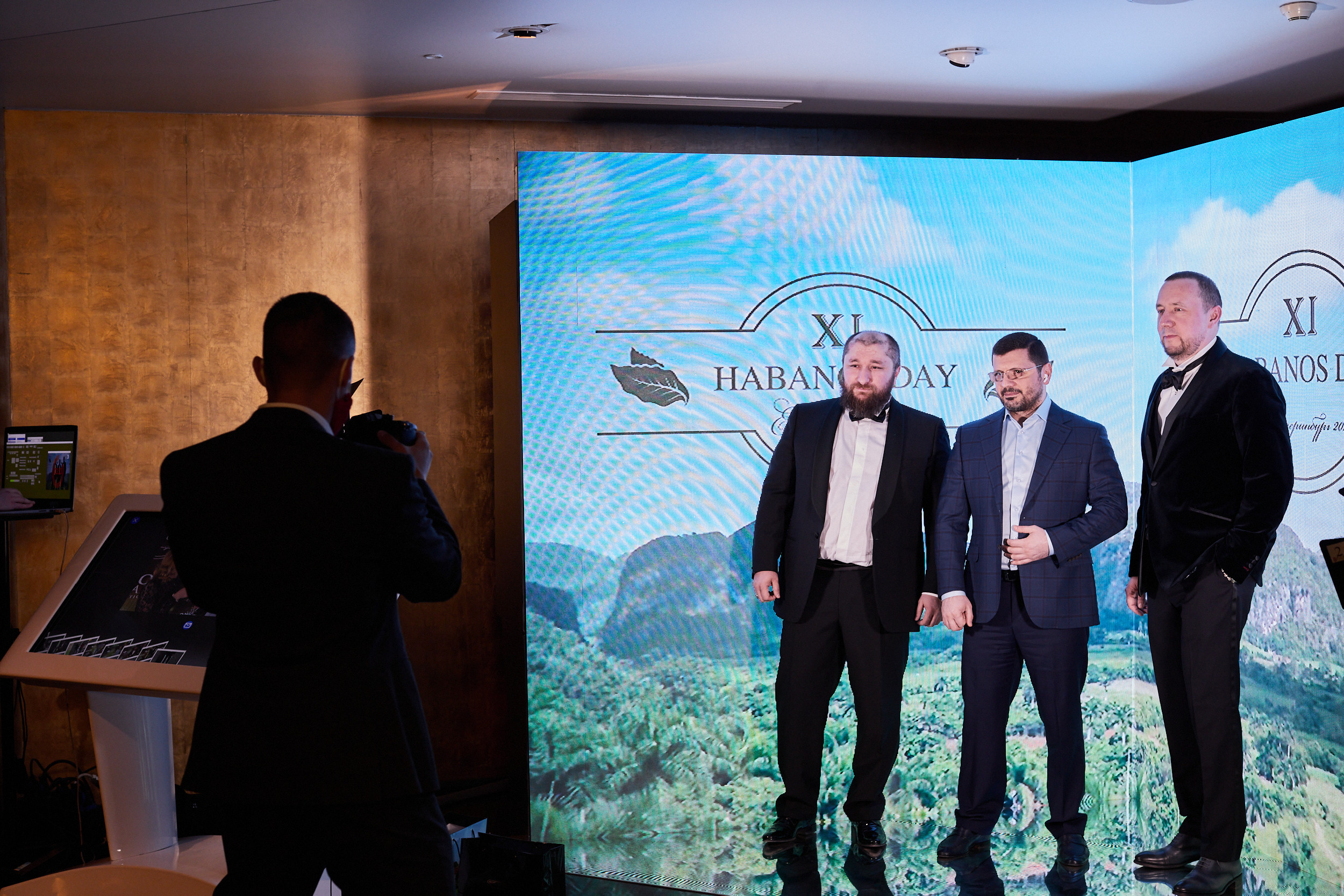 Фотограф на встречу резидентов клуба. Контент для бизнеса в Екатеринбурге Полдень Медиа