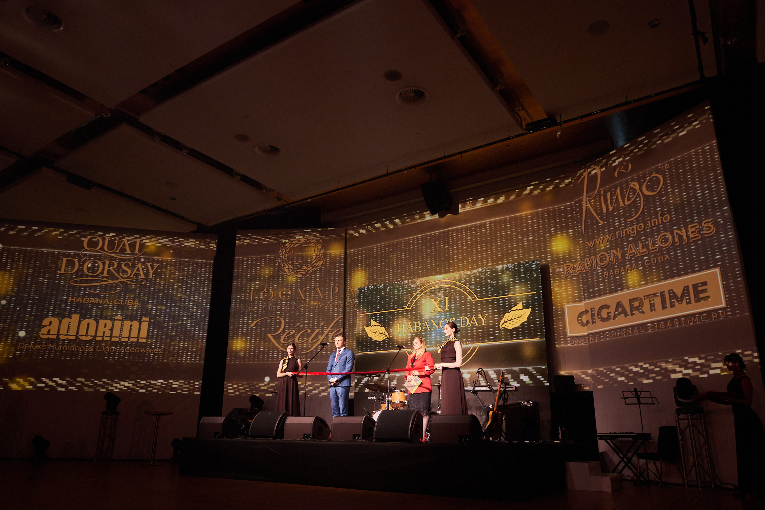 Фотограф на встречу резидентов клуба. Контент для бизнеса в Екатеринбурге Полдень Медиа