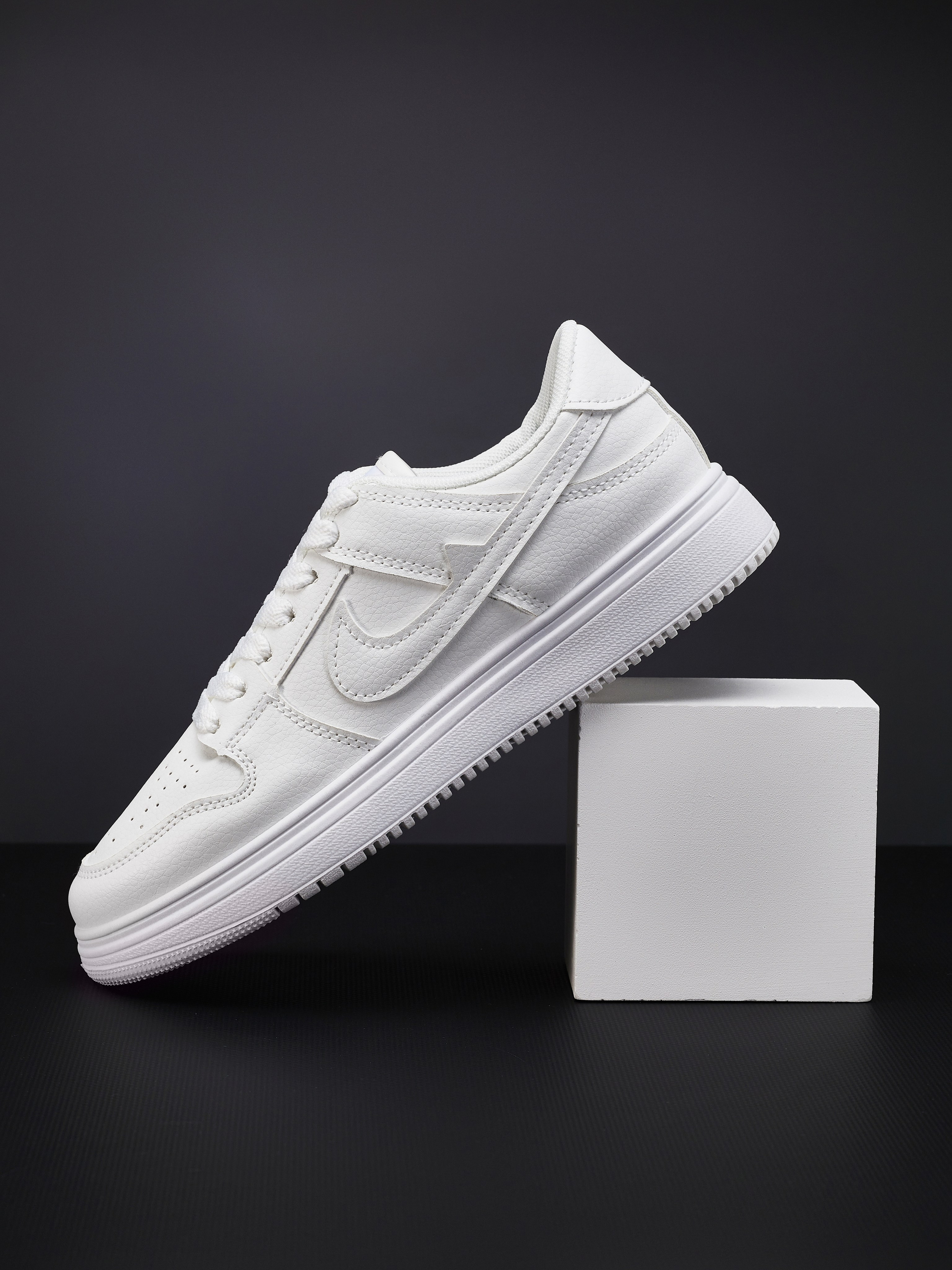 Кеды. Уютная студия предметной съемки для маркетплейсов в городе Москва