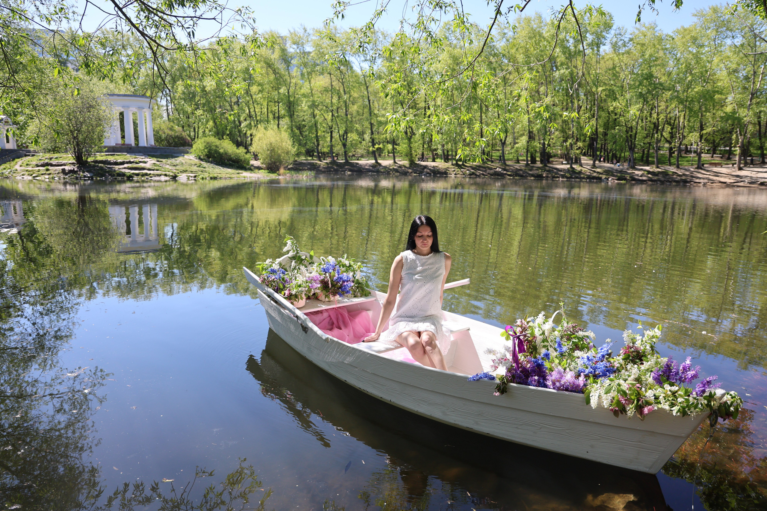 Фотосессия в лодке, лодка, озеро, платье, книга, шляпа, зонт, перчатки, весла, лето. Свадебный, семейный, женский и детский фотограф из Екатеринбурга