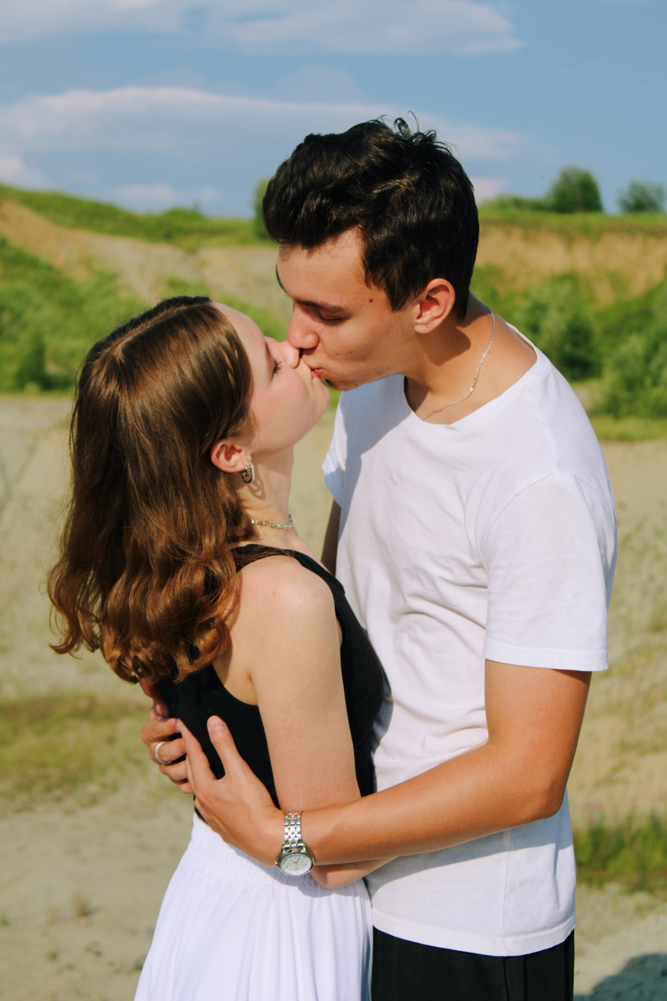 Парень и девушка. Семейная пара стоит вместе. Целуются