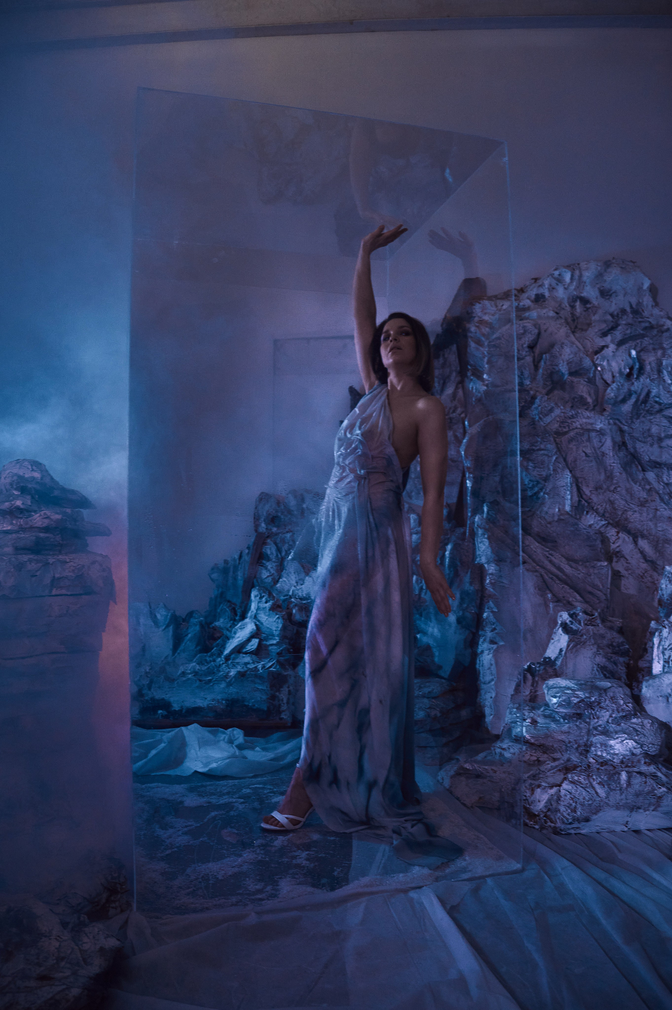 Фотосессия Ксении в декорациях «Лед» со стеклянным кубом