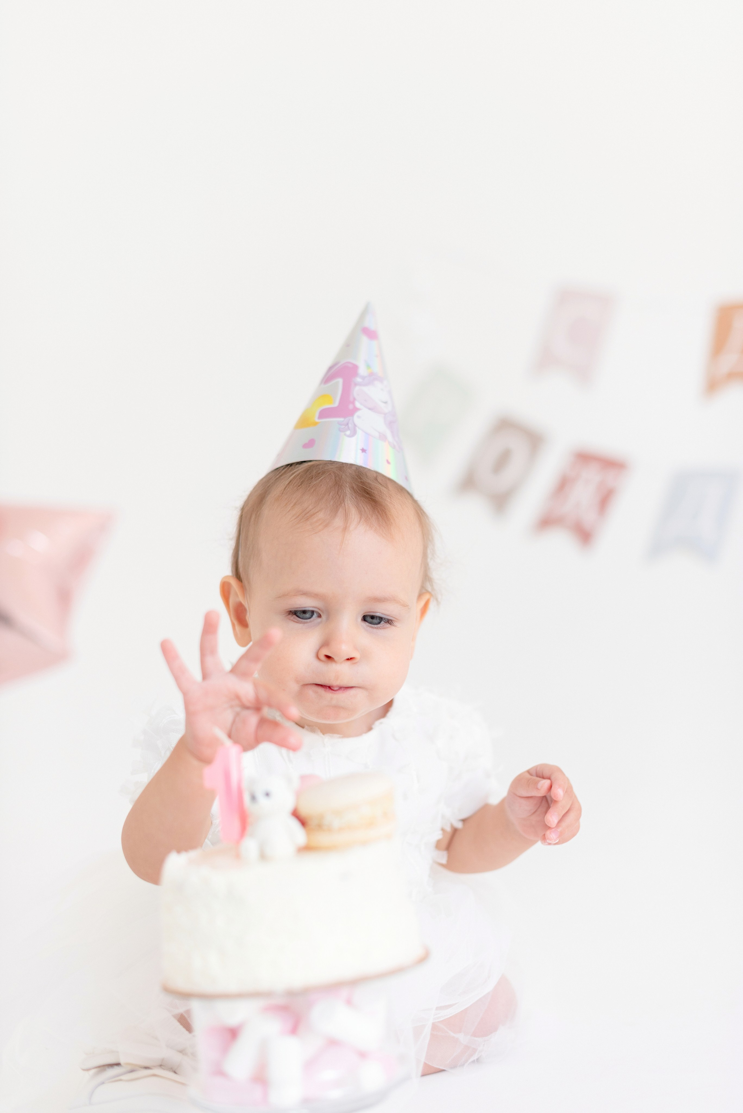 Фотосессия дня рождения малыша в студии, торт, воздушные шары, мыльные пузыри, профессиональный фотограф в Сургуте и Нефтеюганске.