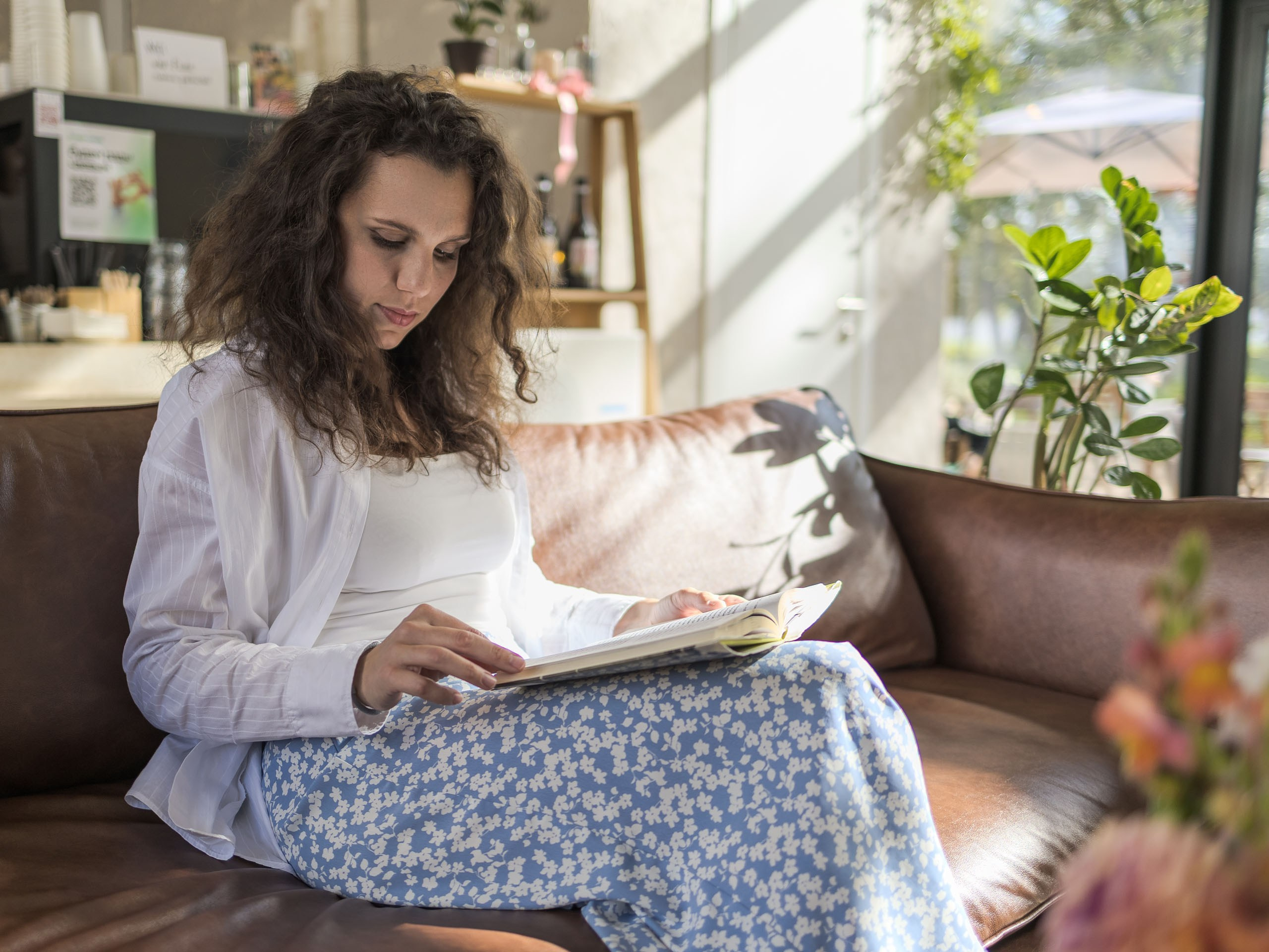 Фотоальбом с избранными женскими портретами