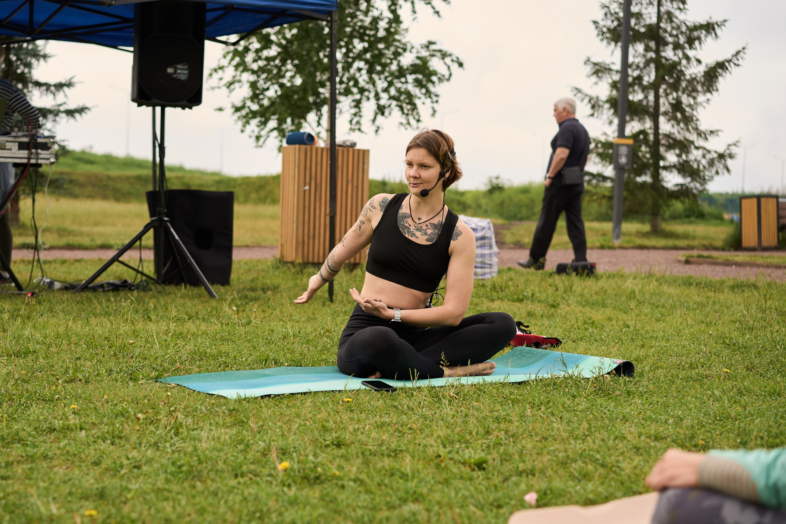 Репортажная съемка занятия йоги в парке. Фотограф Екатеринбург Кокшарова Александра