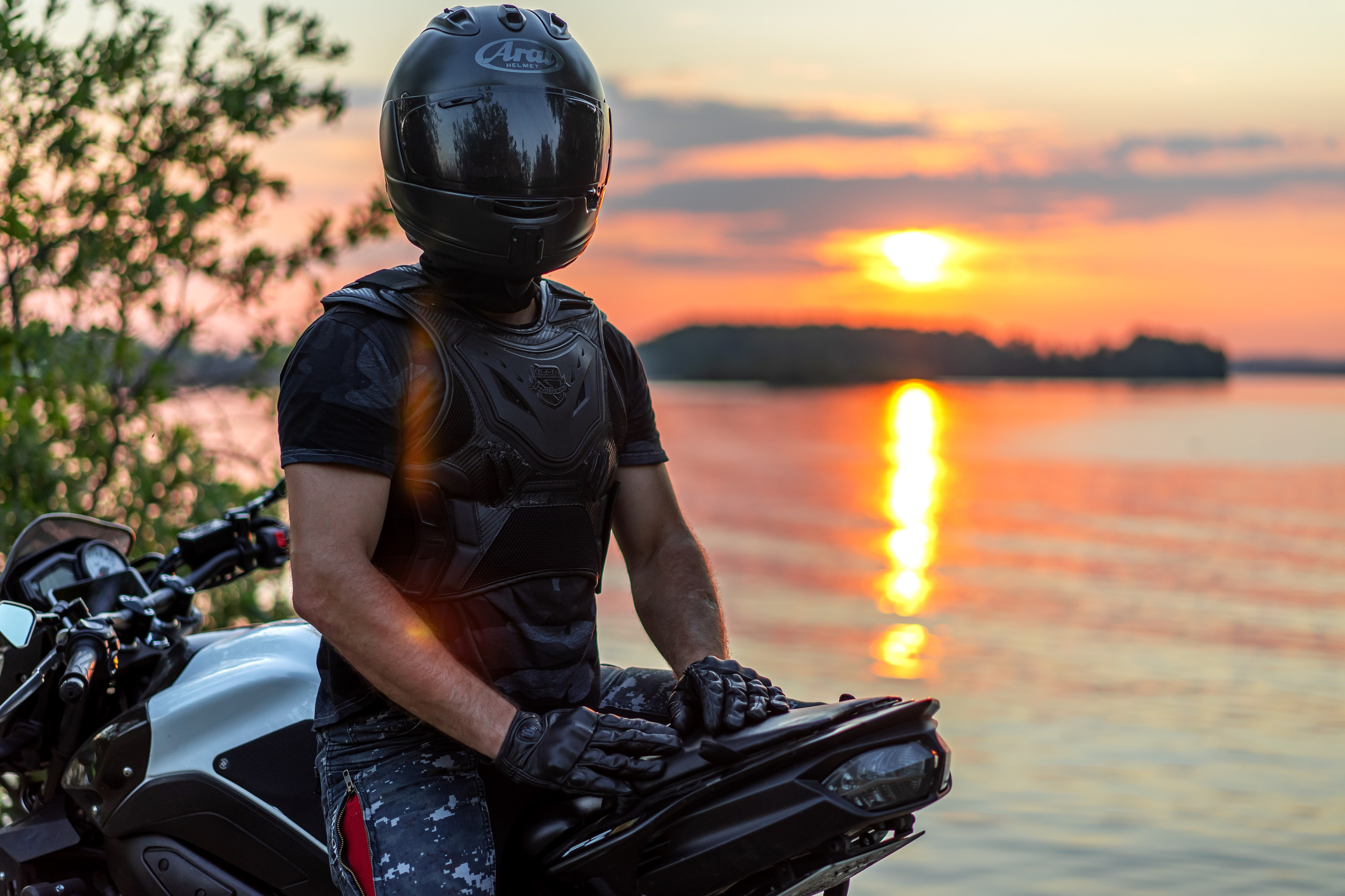 Мужская фотосессия с мотоциклом на закате. Фотограф Екатеринбург Кокшарова Александра