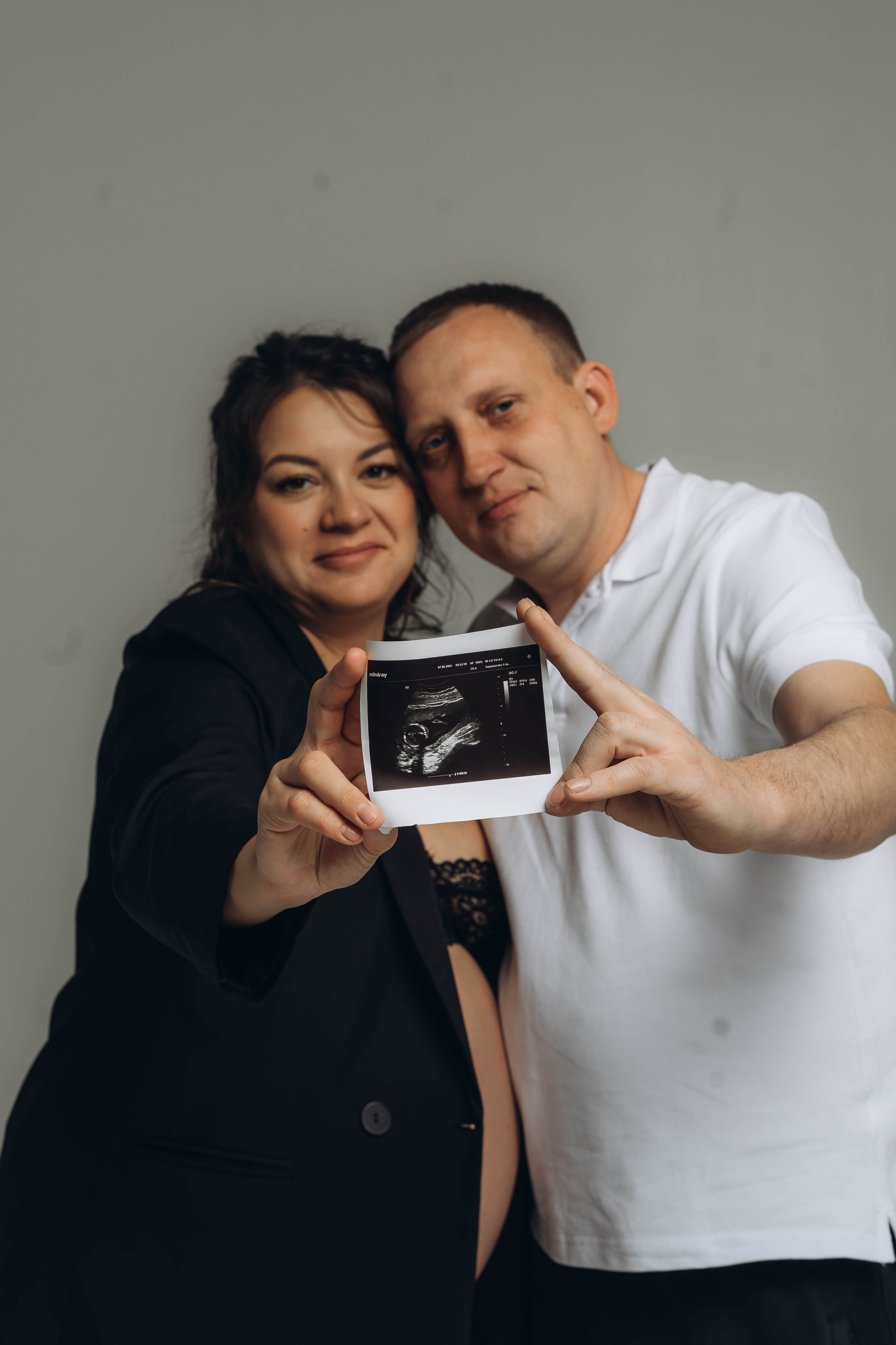 Беременность съемка пары в студии. Фотограф Екатеринбург Кокшарова Александра