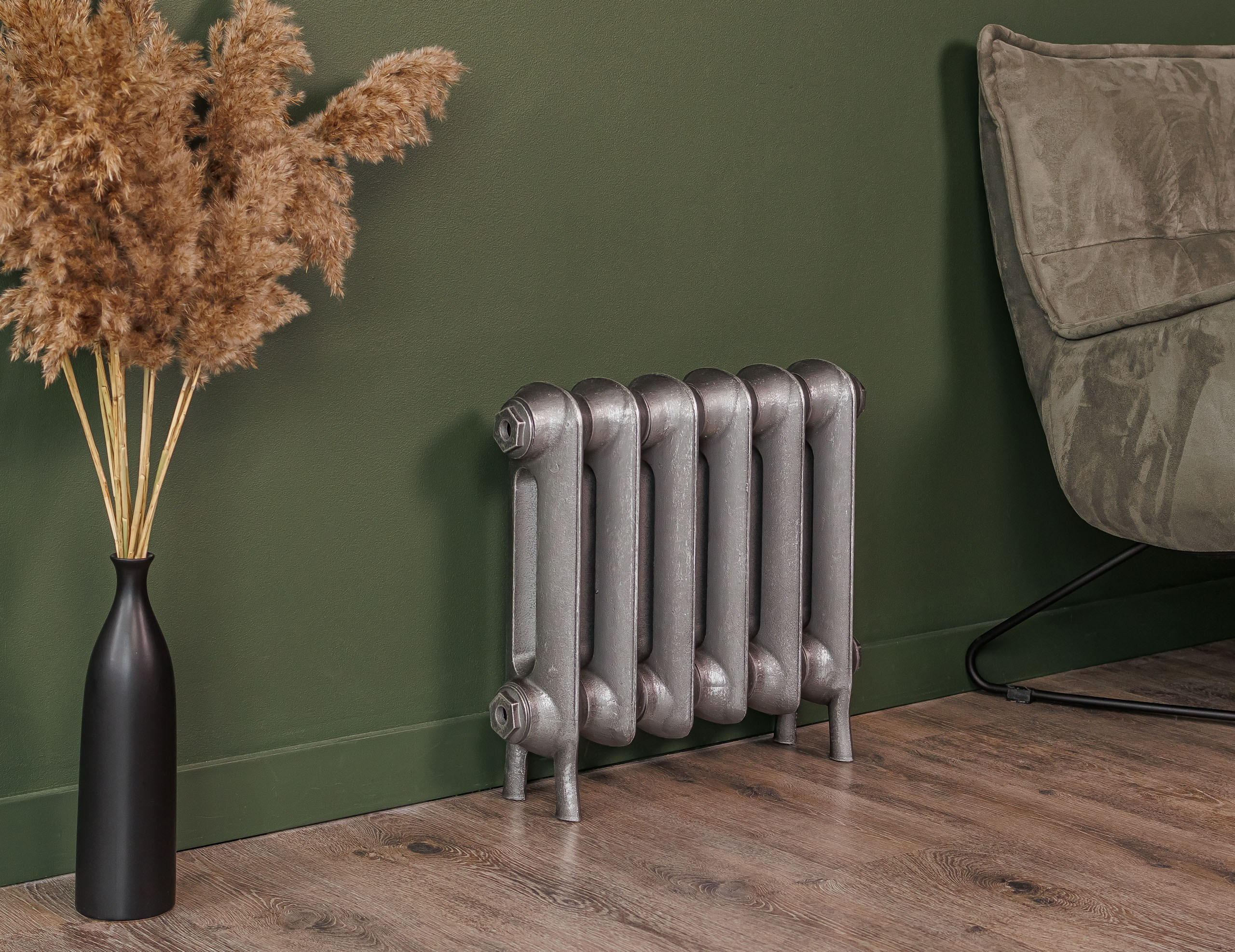 Предметные фотографии дизайнерских радиаторов отопления в стиле ретро