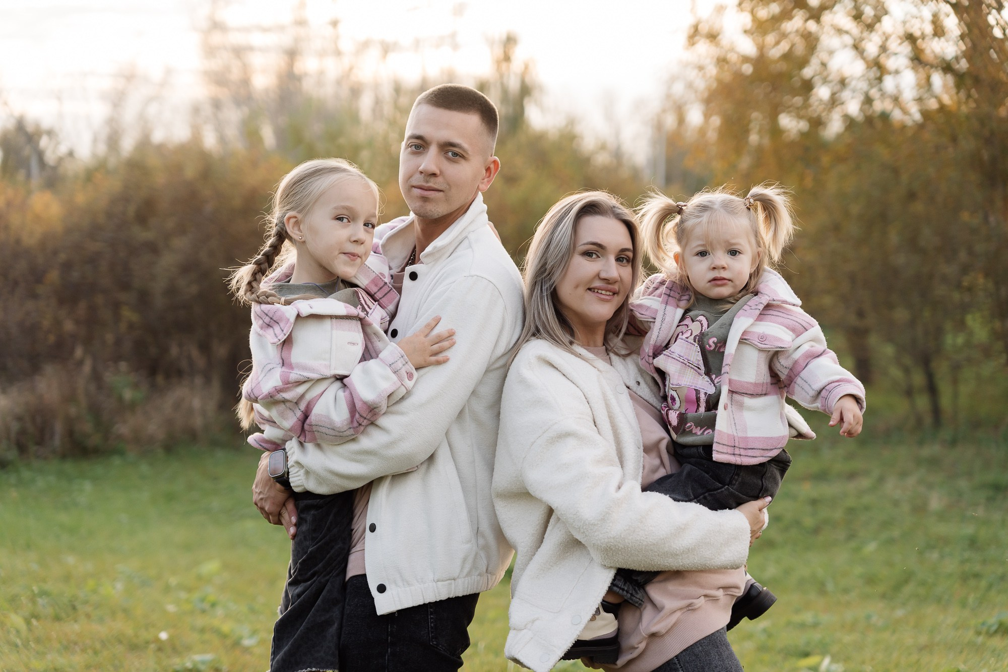 Мира и Тая на прогулке с родителями. Фотограф в Красноярске. Юлия Чаушанская