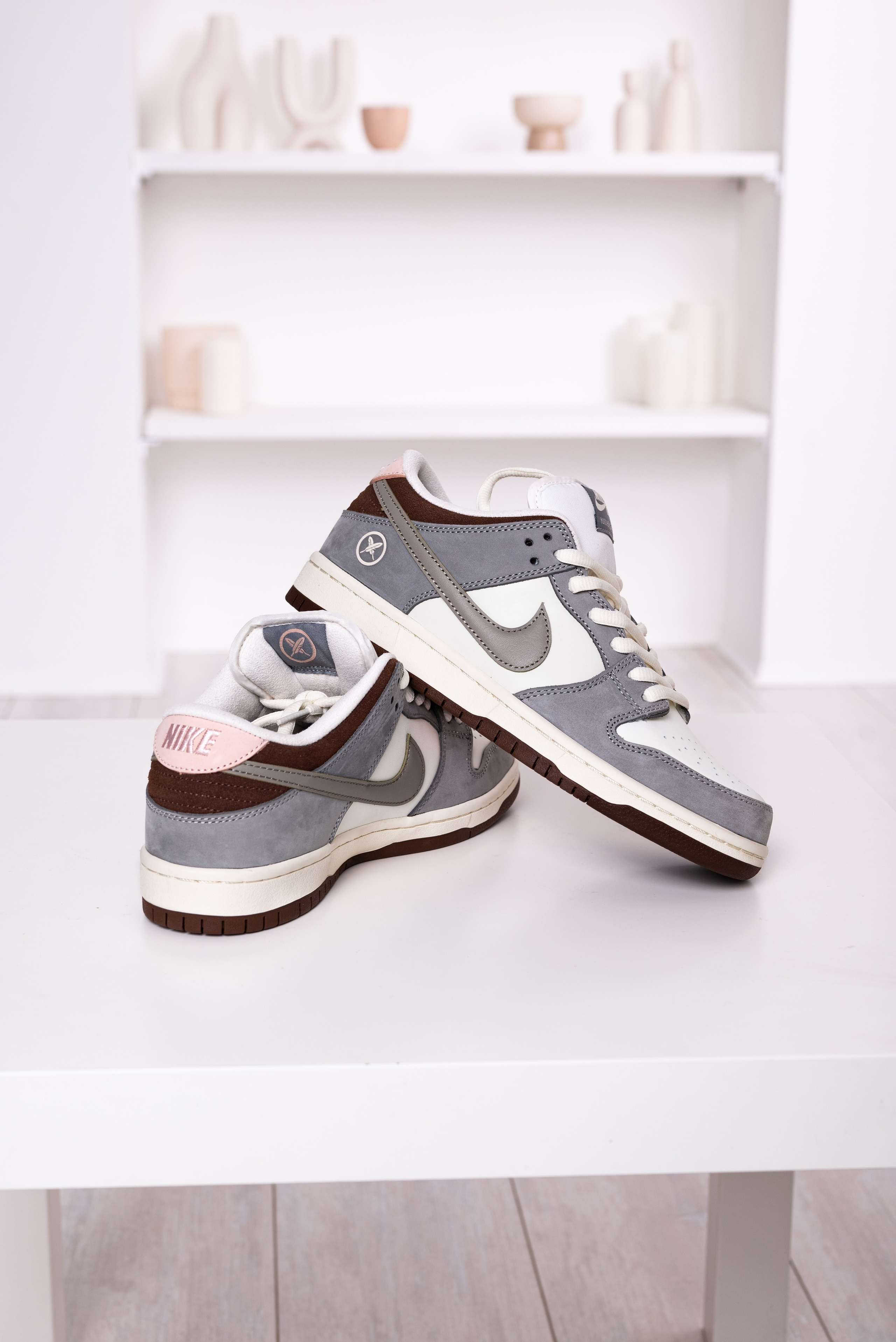 Кроссовки в студии. Предметный фотограф, фото для маркетплейсов Пятигорск, КМВ