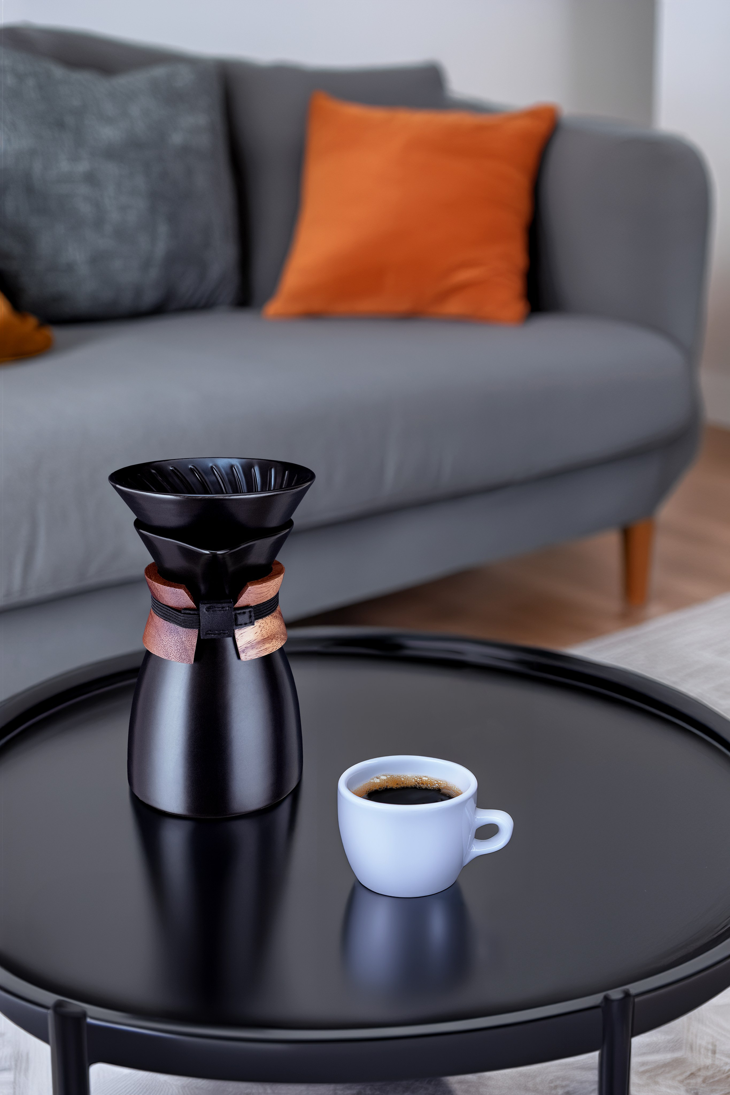 Кофейник, снятый на "белом фоне" помещен с помощью ИИ генерации в интерьер