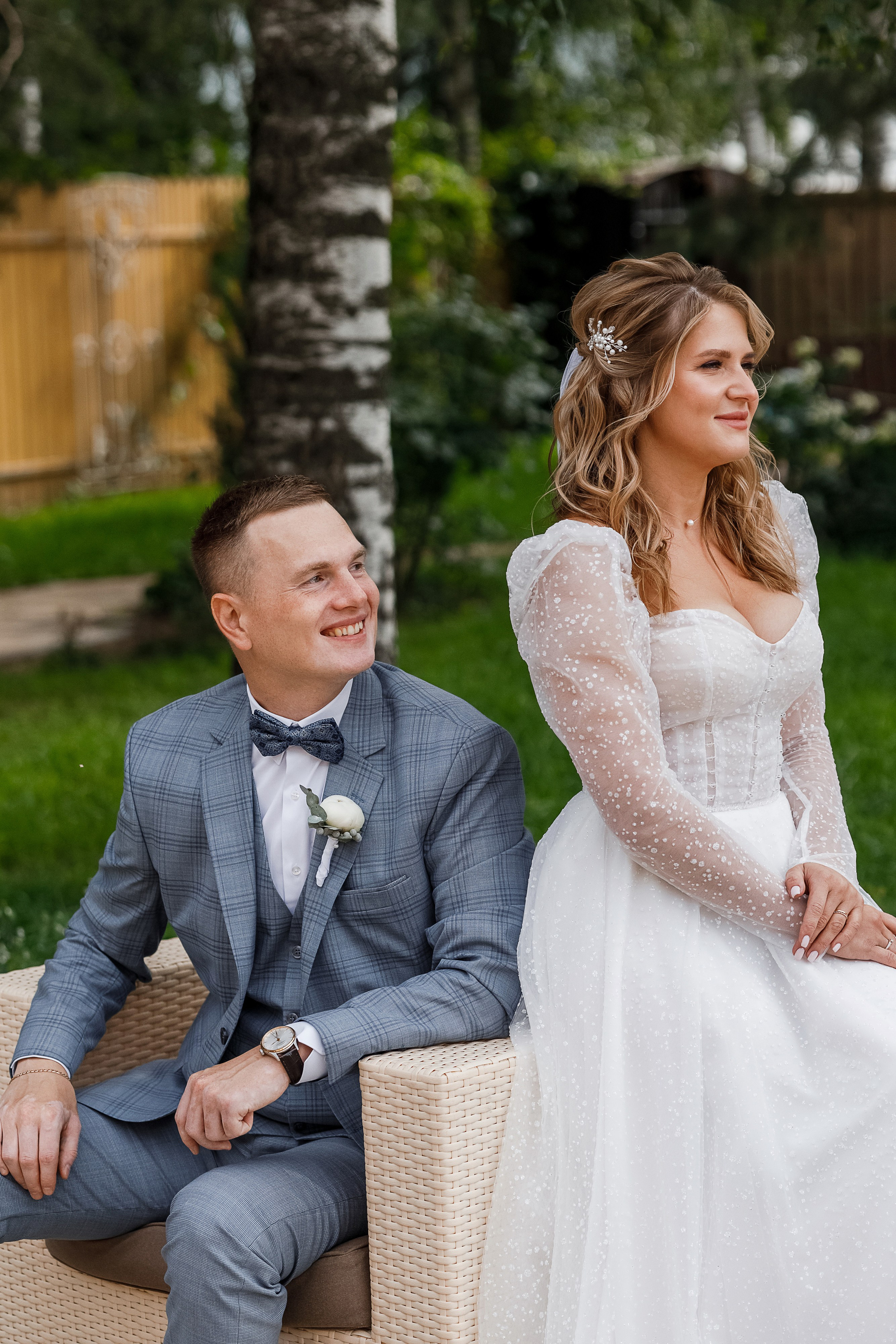 Трогательная выездная церемония в уютном дворике отеля. Олег Сверчков | Свадебный фотограф Вологда