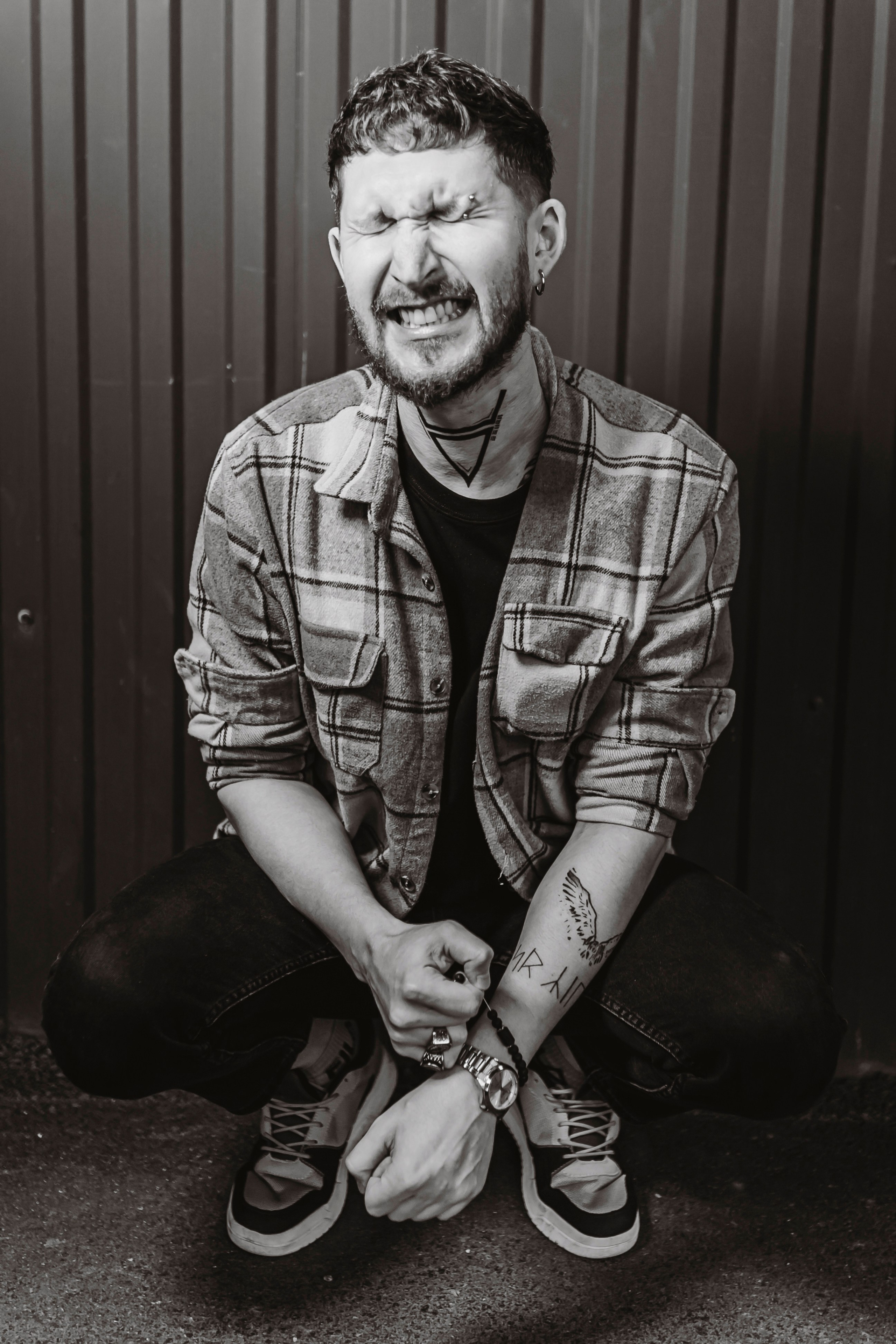 эмоциональный мужской портрет в ЧБ 