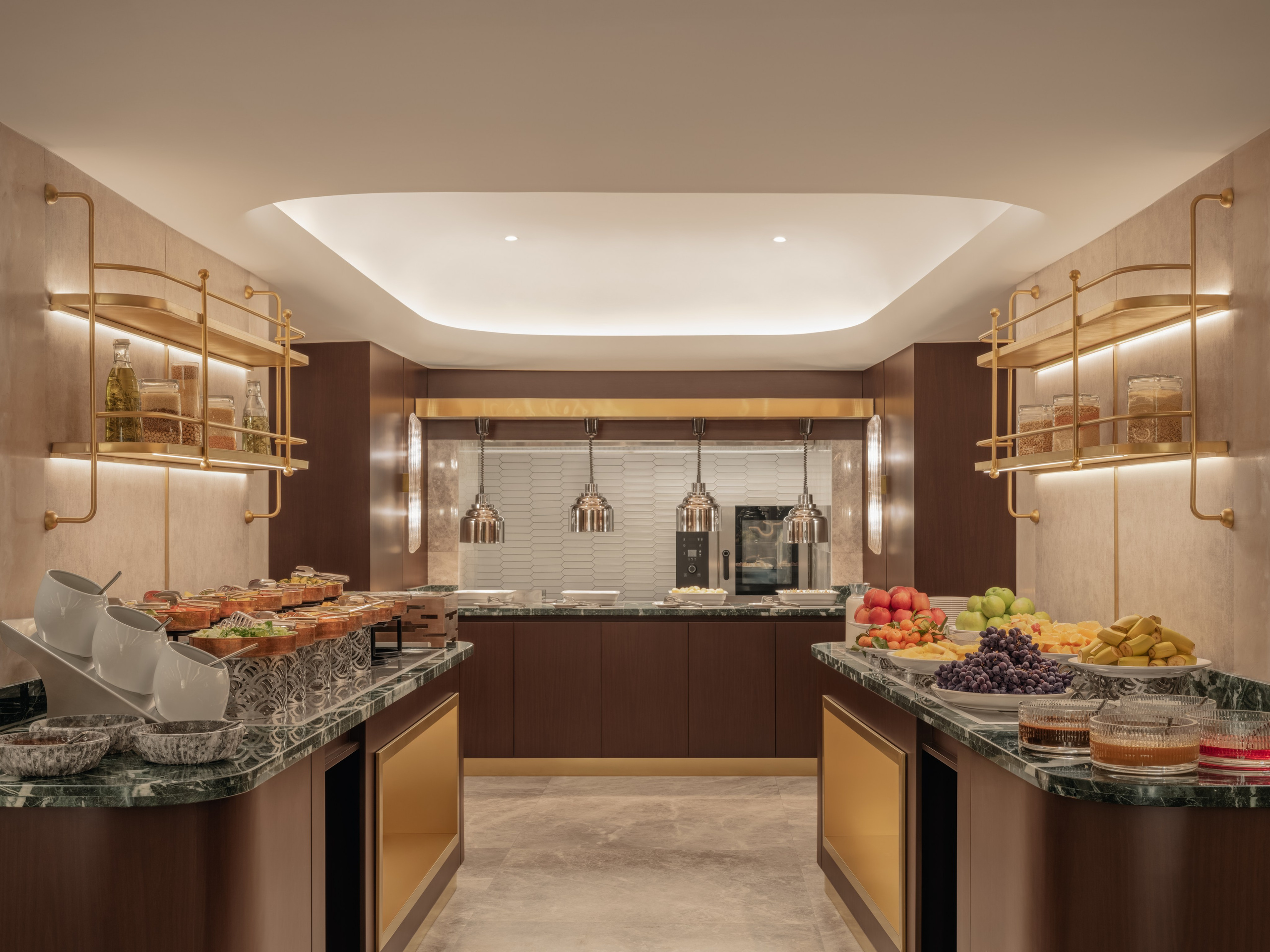 Завтрак в гостинице Казахстан, Алматы — подача блюд в интерьере ресторана отеля