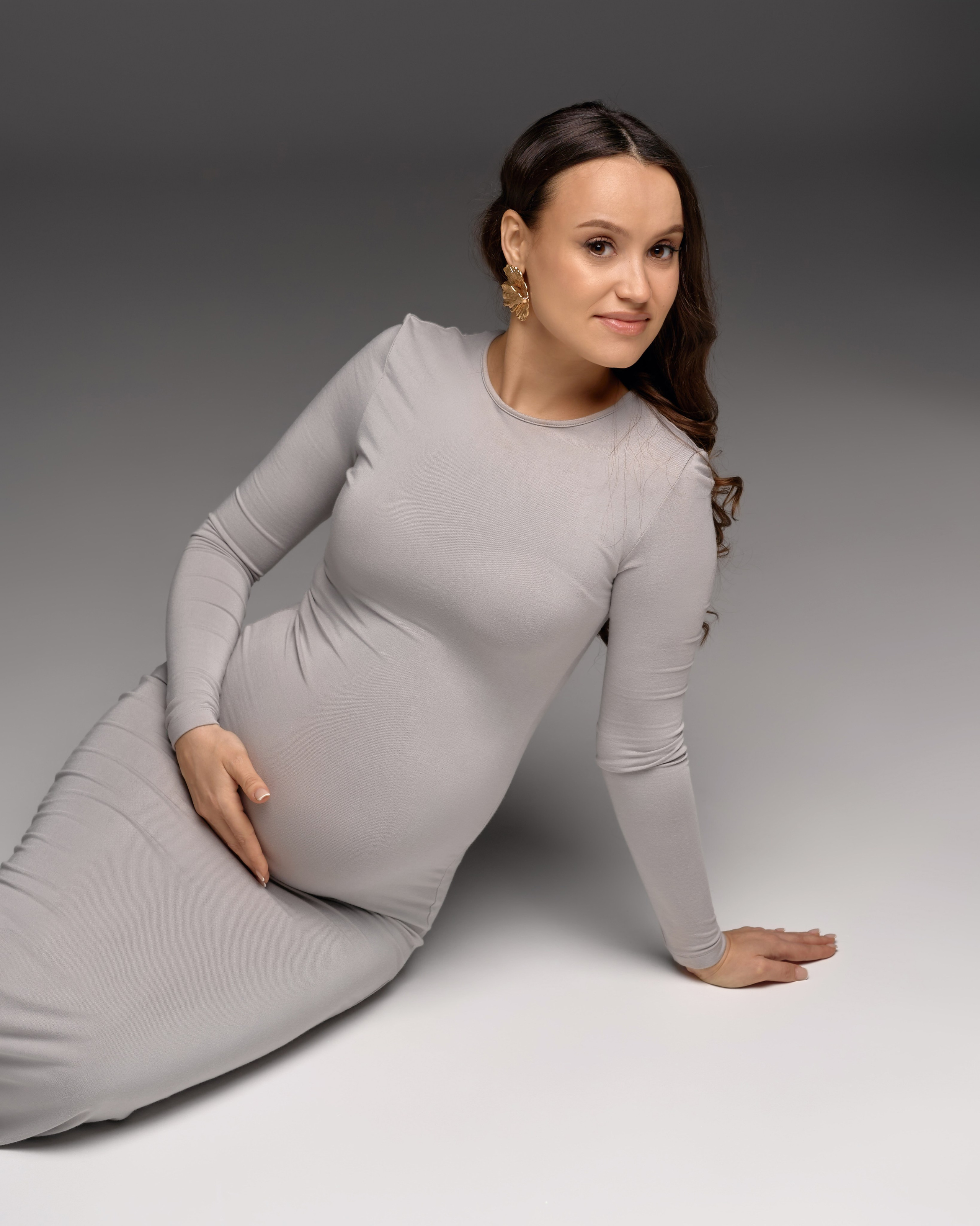 Платье для беременных, фотосессия будущих мам, стильная беременность, серое облегающее платье, студийный портрет, красивая беременная женщина