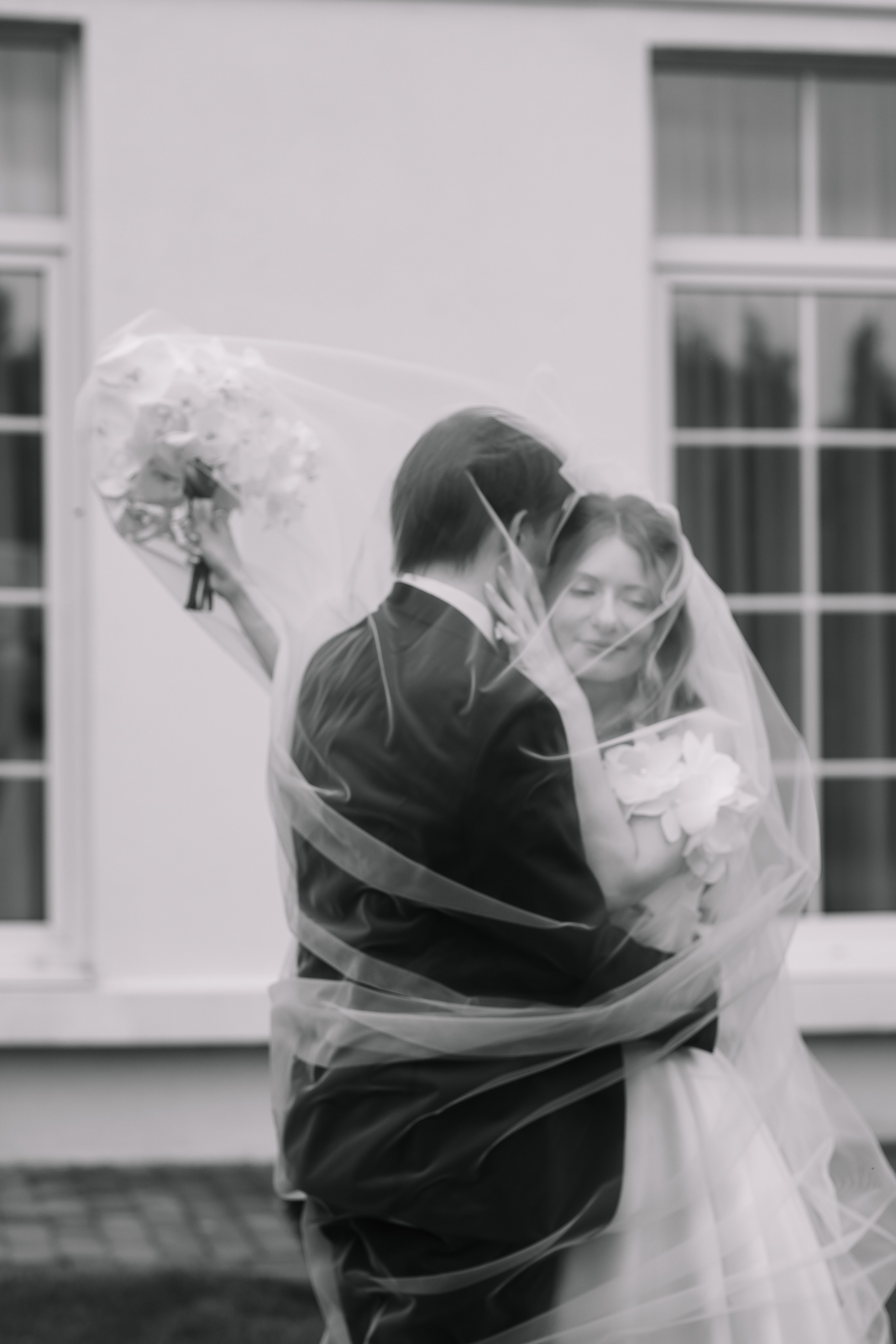 Черно- белое фото жениха и невесты под фатой