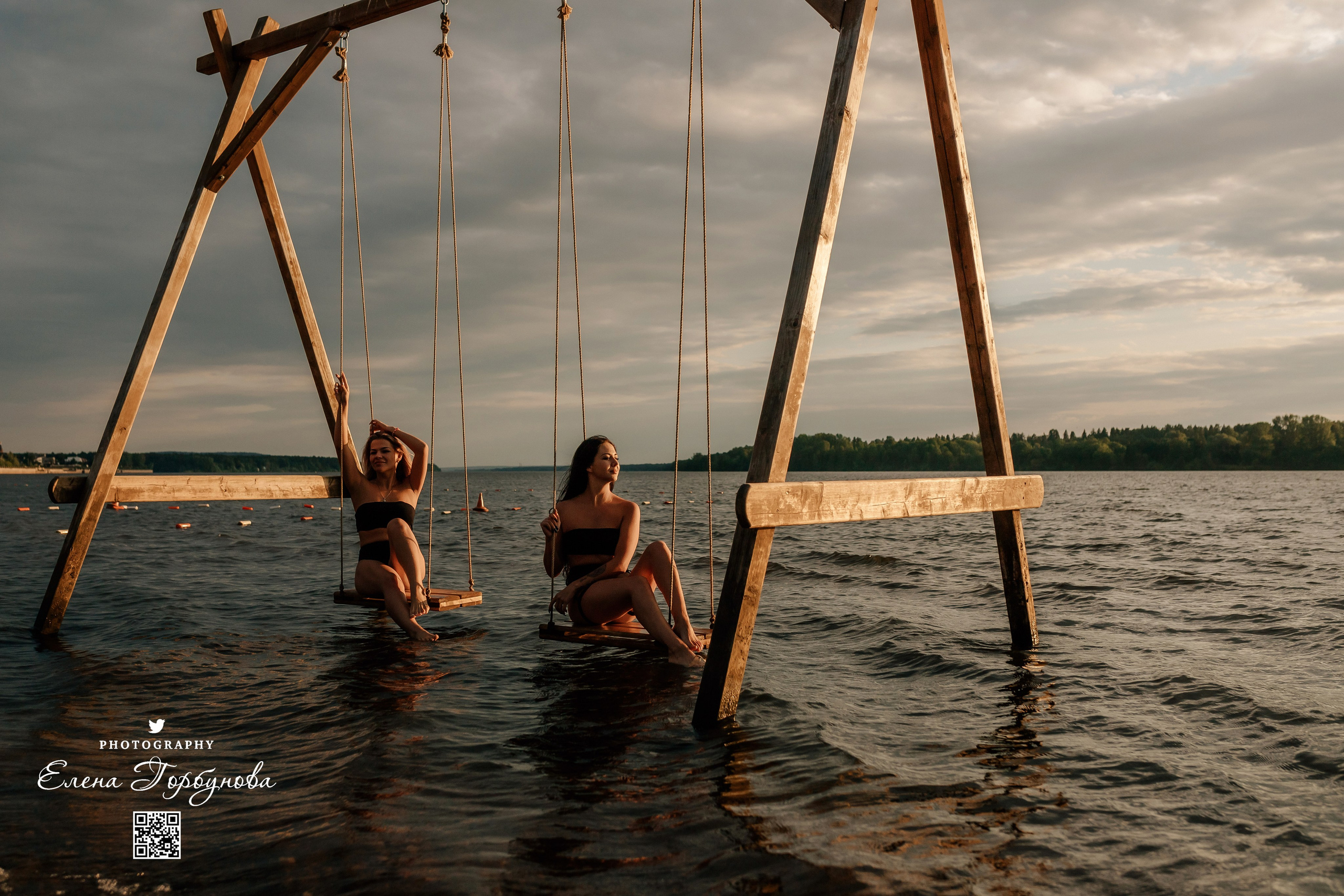 Черная серия с тканью. Набережная. Александра и Таисия. Июль 2025 г. Фотограф Пермь. Свадьбы. Семья и дети, школа, д. сад. Фотокниги