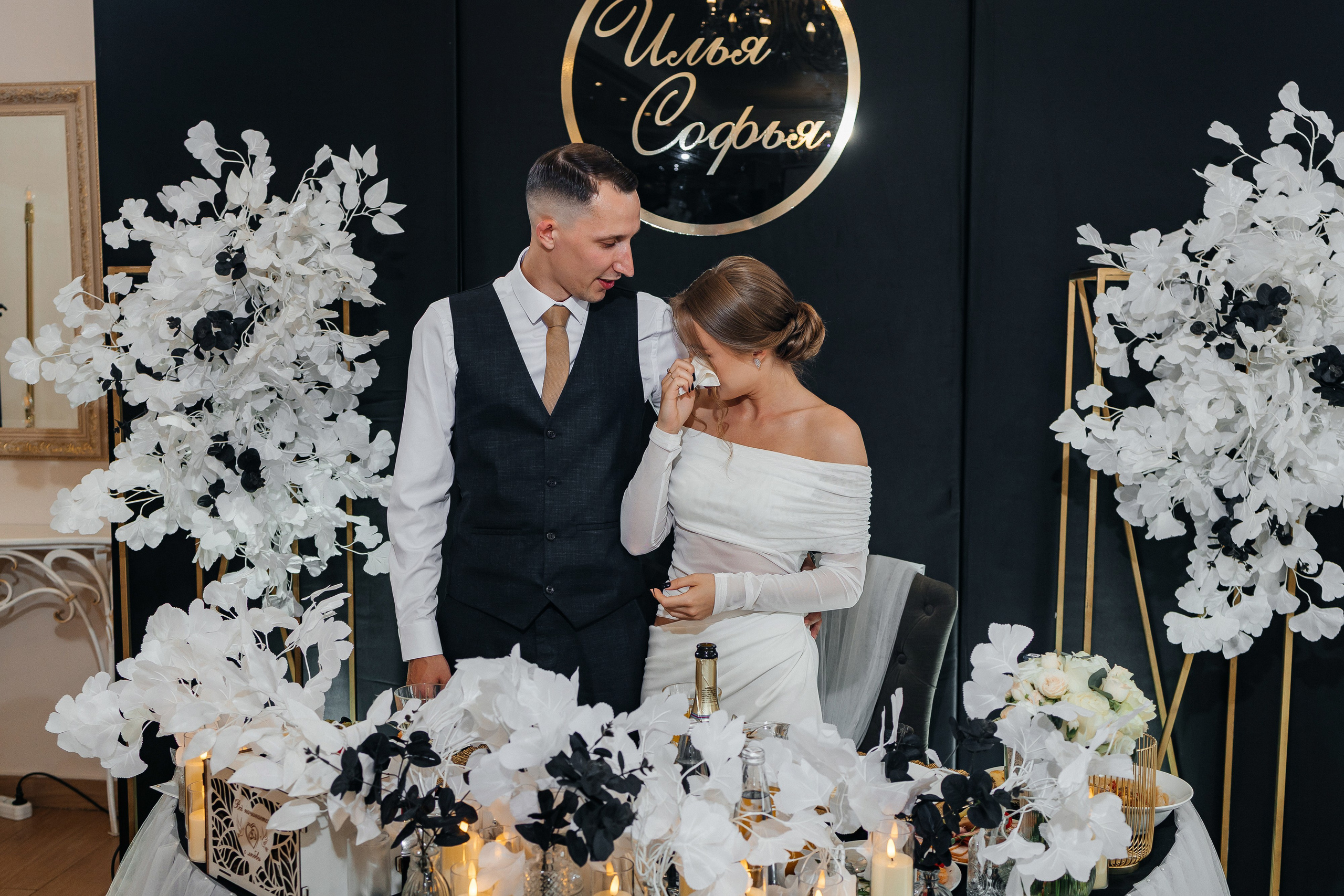 Красивый свадебный ужин в уютном ресторане. Олег Сверчков | Свадебный фотограф Вологда