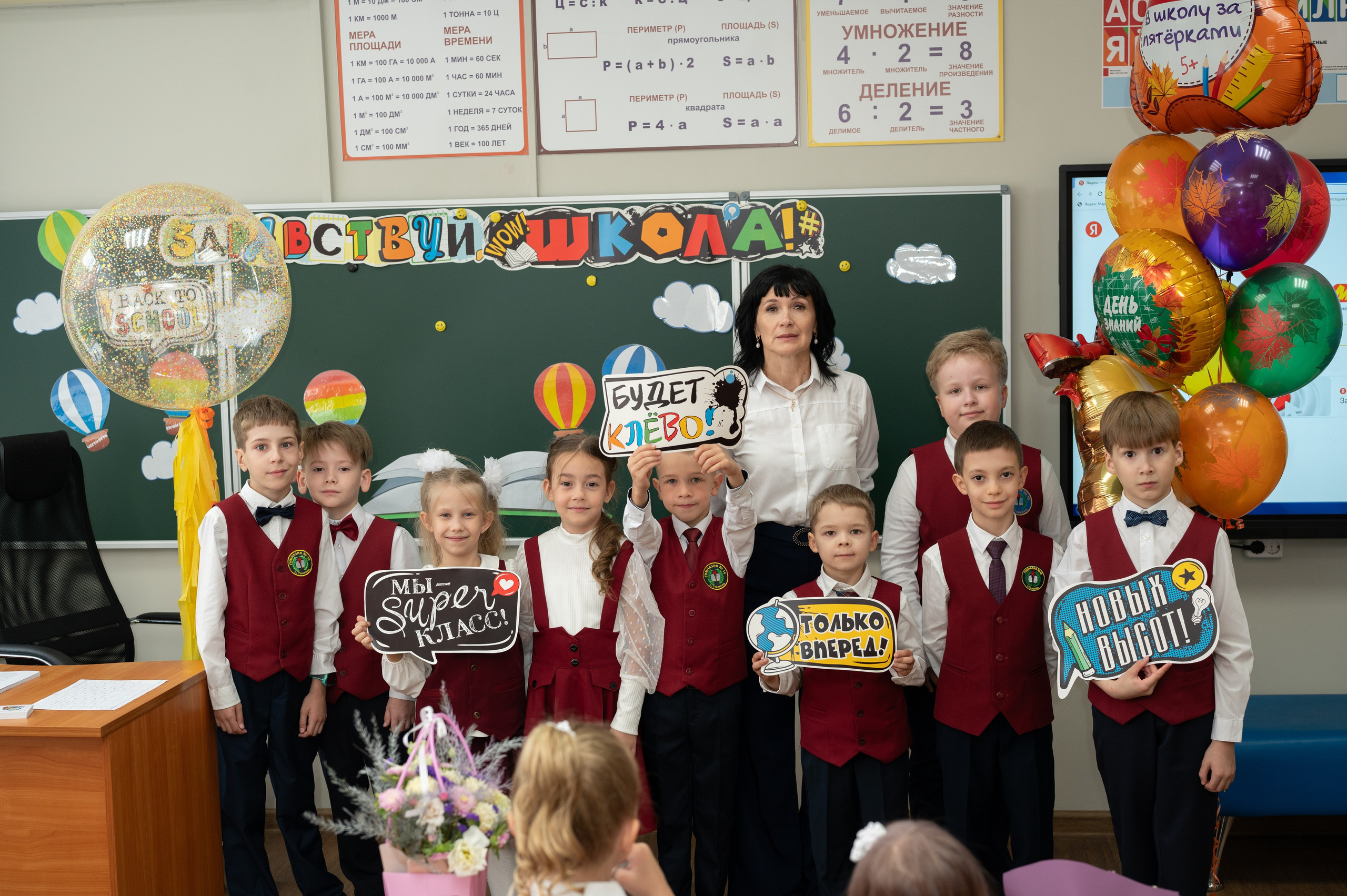 1 сентября 16 гимназия 2 класс (линейка + в классе+ на улице). Фотограф новорожденных, семейный детский в Тюмени Татьяна Морозова